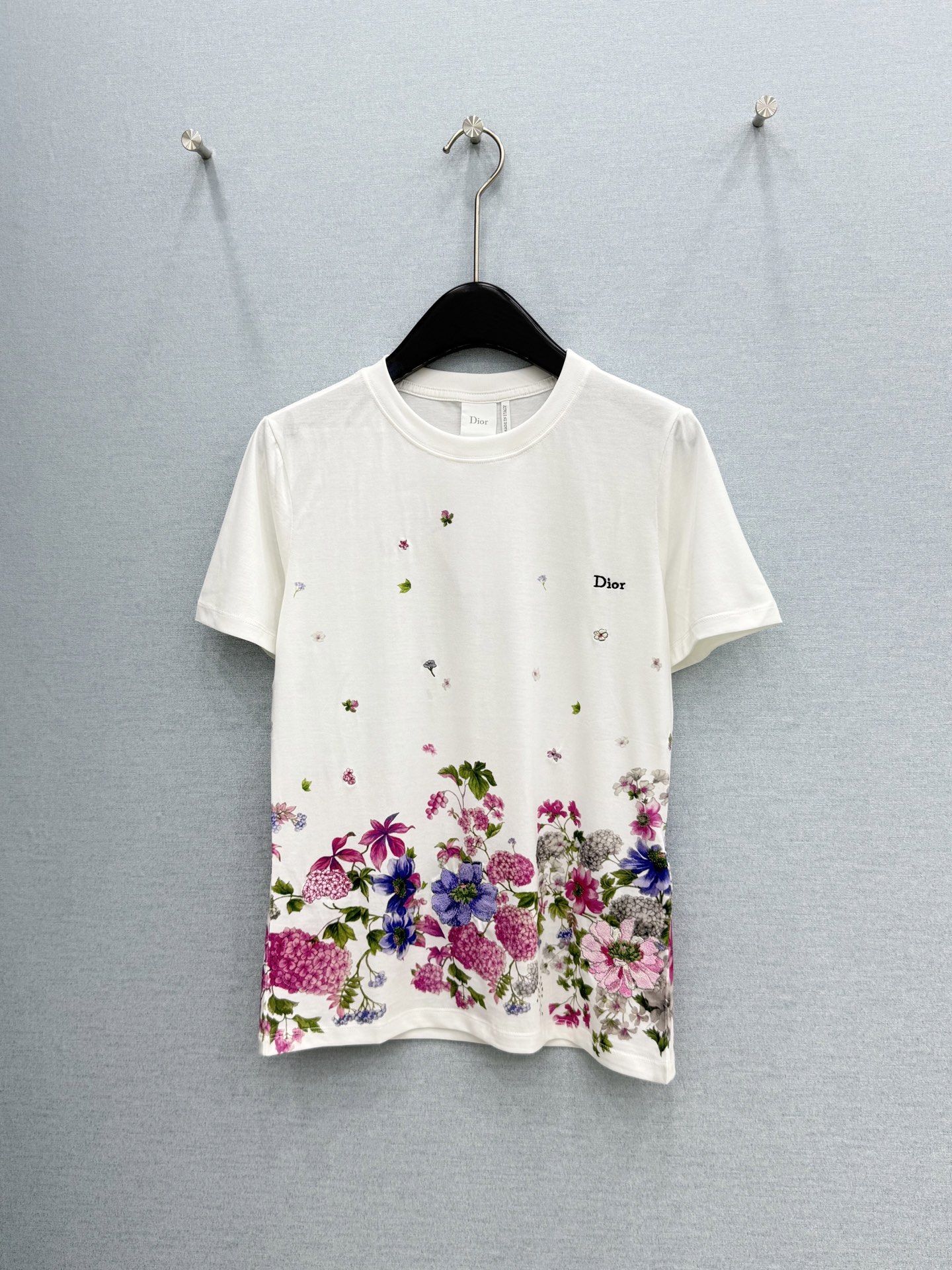 NO:827146,· 6/ Hot items in stock [new for spring and summer] Dio*｜2026 new embroidered flower letter T-shirt, high-order fabric, versatile version, the touch of the upper body is comfortable for everyone who wears it!  The classic colors are elegant and high-end, a must-have for daily wear!  White S M L /,Dior-clothing,dior,dior,tees,t-shirt,19860909· 6/爆款现货【春夏上新】 Dio*｜2026新款刺绣花朵字母T恤 高订面料,百搭版型 ,上身的触感谁穿谁知道的舒服！ 经典颜色都是气质又高级, 日常穿搭必备！ 白色 S M L /,迪奥-服装,dior,dior,tees，t-shirt,,Women's clothing