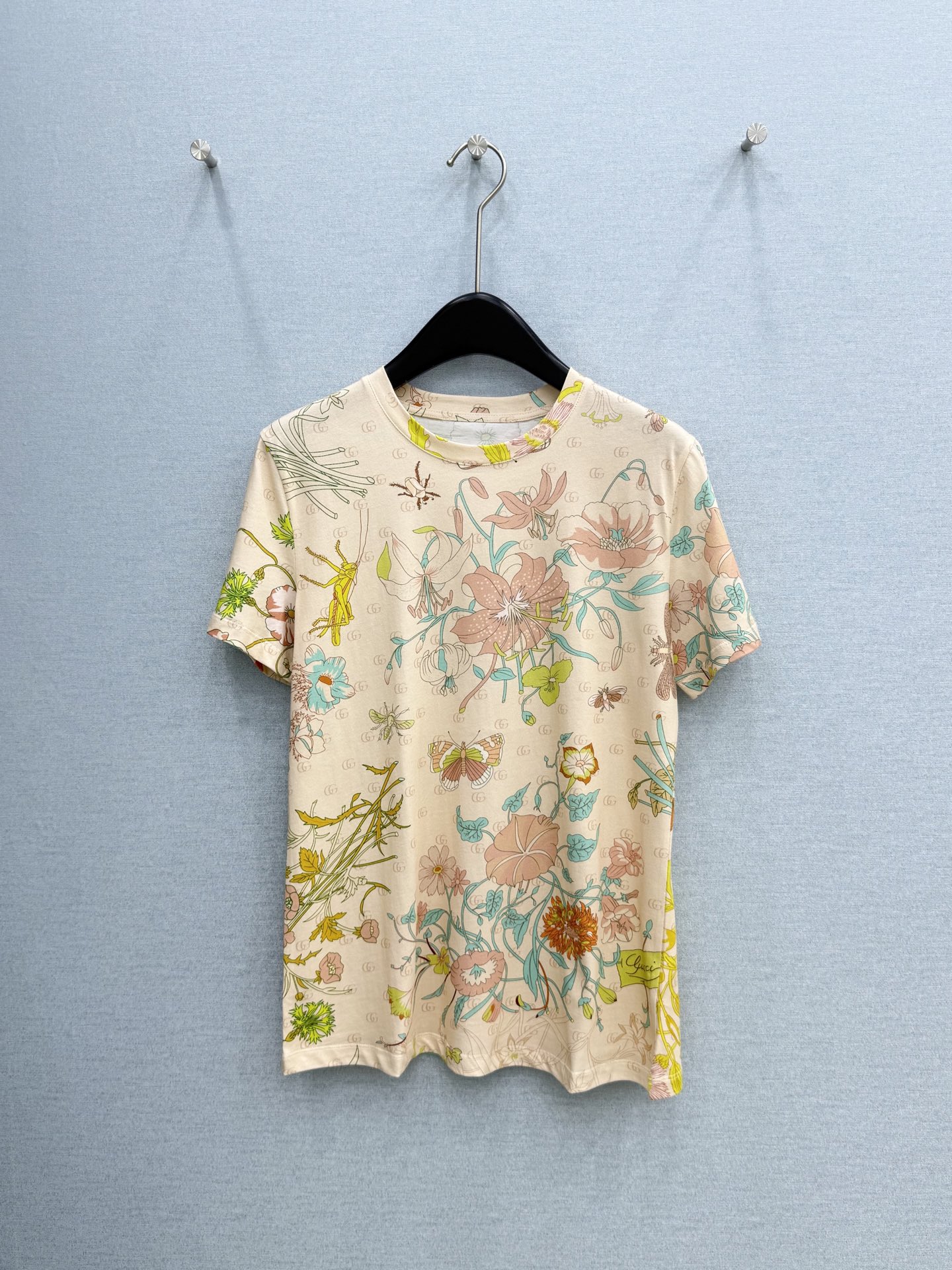NO:827138,· 6/ Hot items in stock [new for spring and summer] Gucc*｜2026 new printed T-shirts, high-end fabrics, versatile styles, and the feel of the upper body is comfortable for everyone who wears it!  The classic colors are elegant and high-end, a must-have for daily wear!  Pink｜Apricot S M L /,Gucci-clothing,gucci,gucci,tees,t-shirt,19860909· 6/爆款现货【春夏上新】 Gucc*｜2026新款印花T恤 高订面料,百搭版型 ,上身的触感谁穿谁知道的舒服！ 经典颜色都是气质又高级, 日常穿搭必备！ 粉色｜杏色 S M L /,古驰-服装,gucci,gucci,tees，t-shirt,,Women's clothing