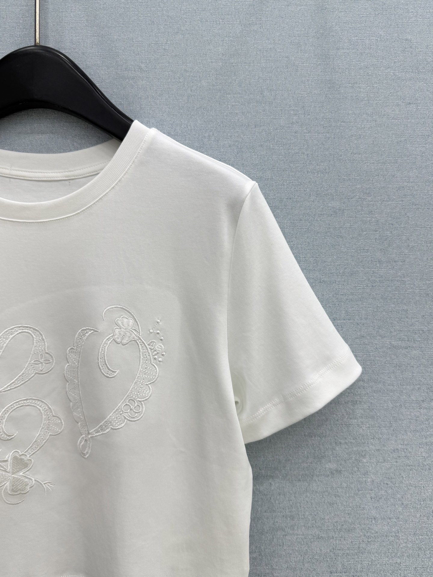 🛒𝐍𝐄𝐖 · 𝟐𝟎𝟐6/爆款现货【春夏上新】 Lv*｜2026新款刺绣短款T恤高订面料，百搭版型  ，上
