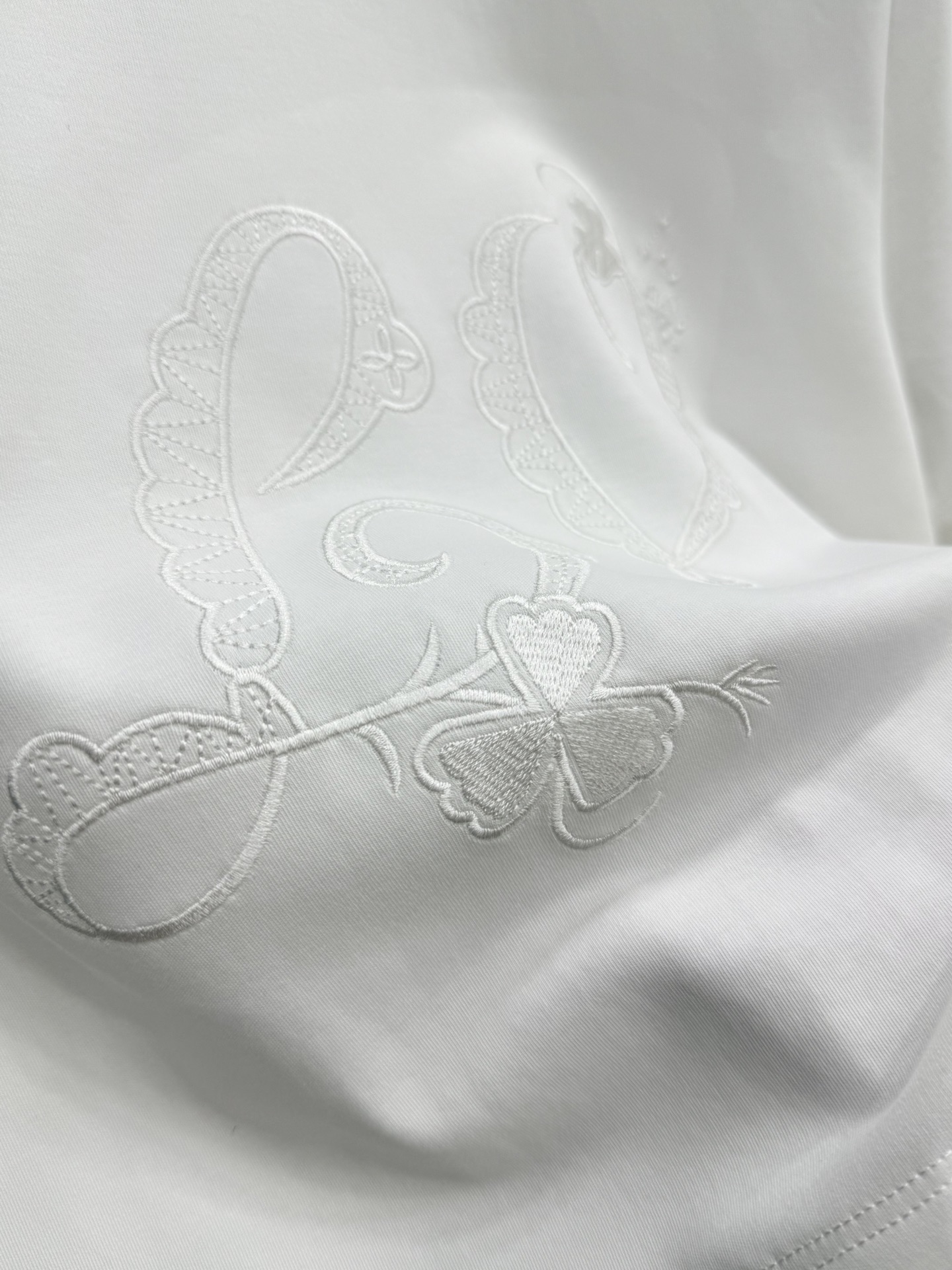🛒𝐍𝐄𝐖 · 𝟐𝟎𝟐6/爆款现货【春夏上新】 Lv*｜2026新款刺绣短款T恤高订面料，百搭版型  ，上