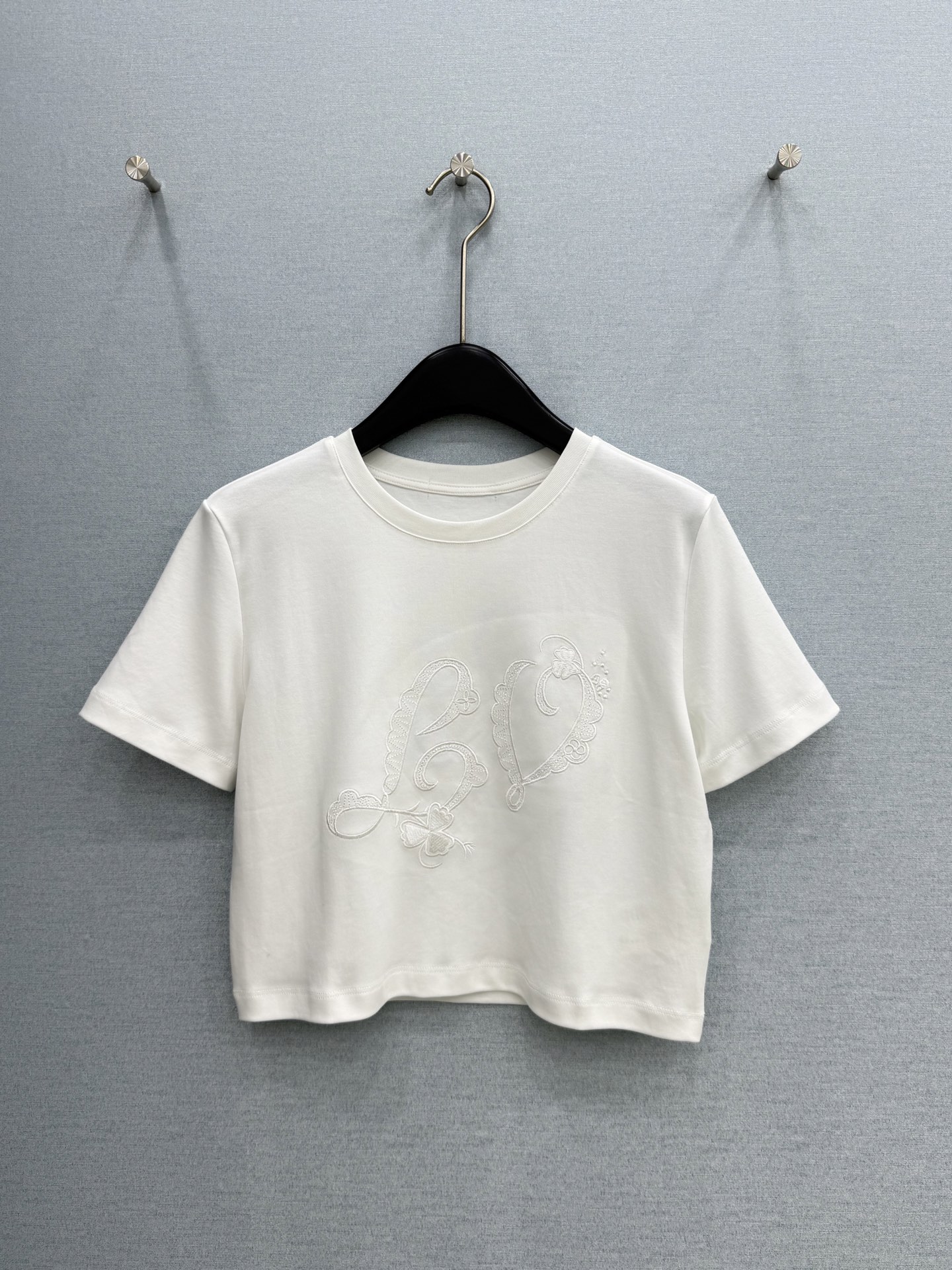 🛒𝐍𝐄𝐖 · 𝟐𝟎𝟐6/爆款现货【春夏上新】 Lv*｜2026新款刺绣短款T恤高订面料，百搭版型  ，上