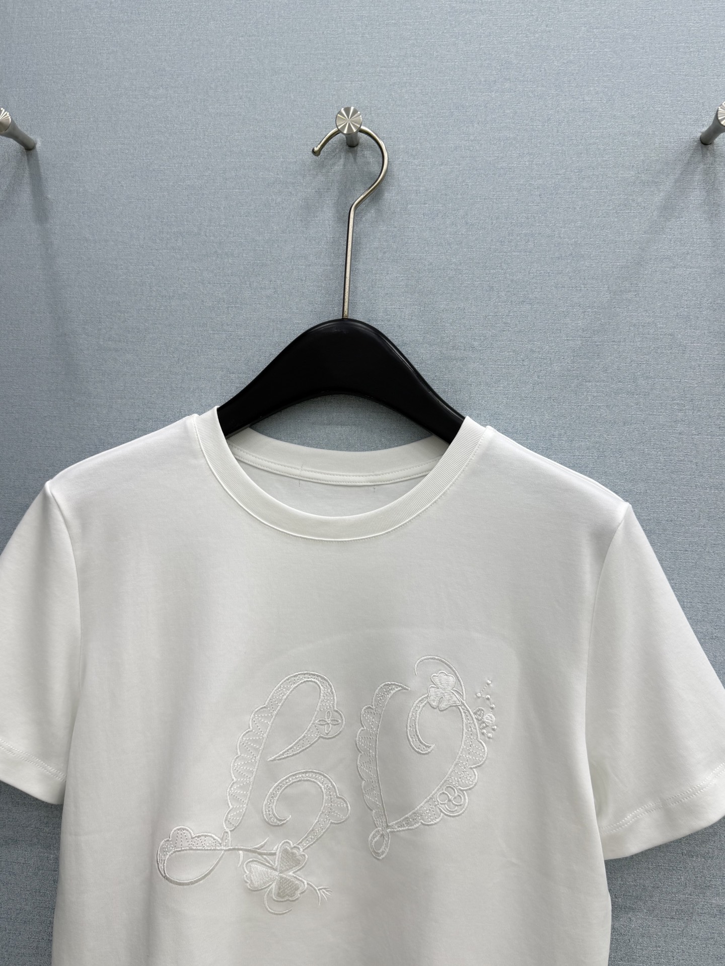 🛒𝐍𝐄𝐖 · 𝟐𝟎𝟐6/爆款现货【春夏上新】 Lv*｜2026新款刺绣短款T恤高订面料，百搭版型  ，上