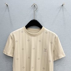 🛒𝐍𝐄𝐖 · 𝟐𝟎𝟐6/爆款现货【春夏上新】 Lv*|2026新款印花T恤高订面料,百搭版型 ,上身的 🛒𝐍𝐄𝐖 · 𝟐𝟎𝟐6/爆款现货【春夏上新】 Lv*|2026新款印花T恤高订面料,百搭版型 ,上身的