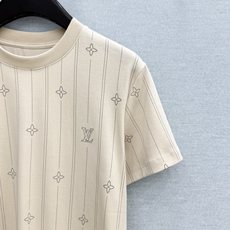 🛒𝐍𝐄𝐖 · 𝟐𝟎𝟐6/爆款现货【春夏上新】 Lv*|2026新款印花T恤高订面料,百搭版型 ,上身的 🛒𝐍𝐄𝐖 · 𝟐𝟎𝟐6/爆款现货【春夏上新】 Lv*|2026新款印花T恤高订面料,百搭版型 ,上身的