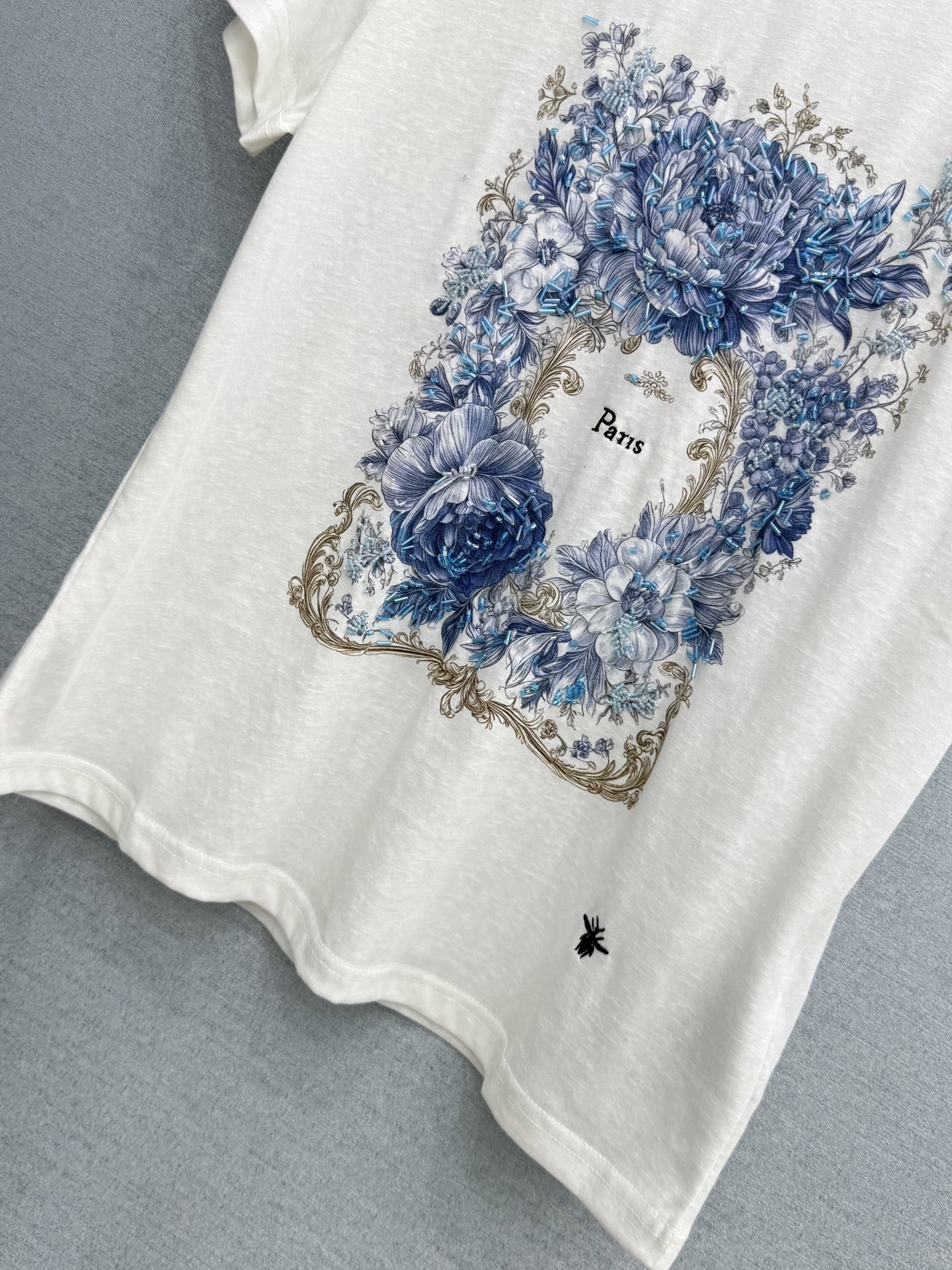 🛒𝐍𝐄𝐖 · 𝟐𝟎𝟐6/爆款现货原单品质  小众*｜精致印花订珠短袖T恤高订面料 亲肤透气舒适标志性字母