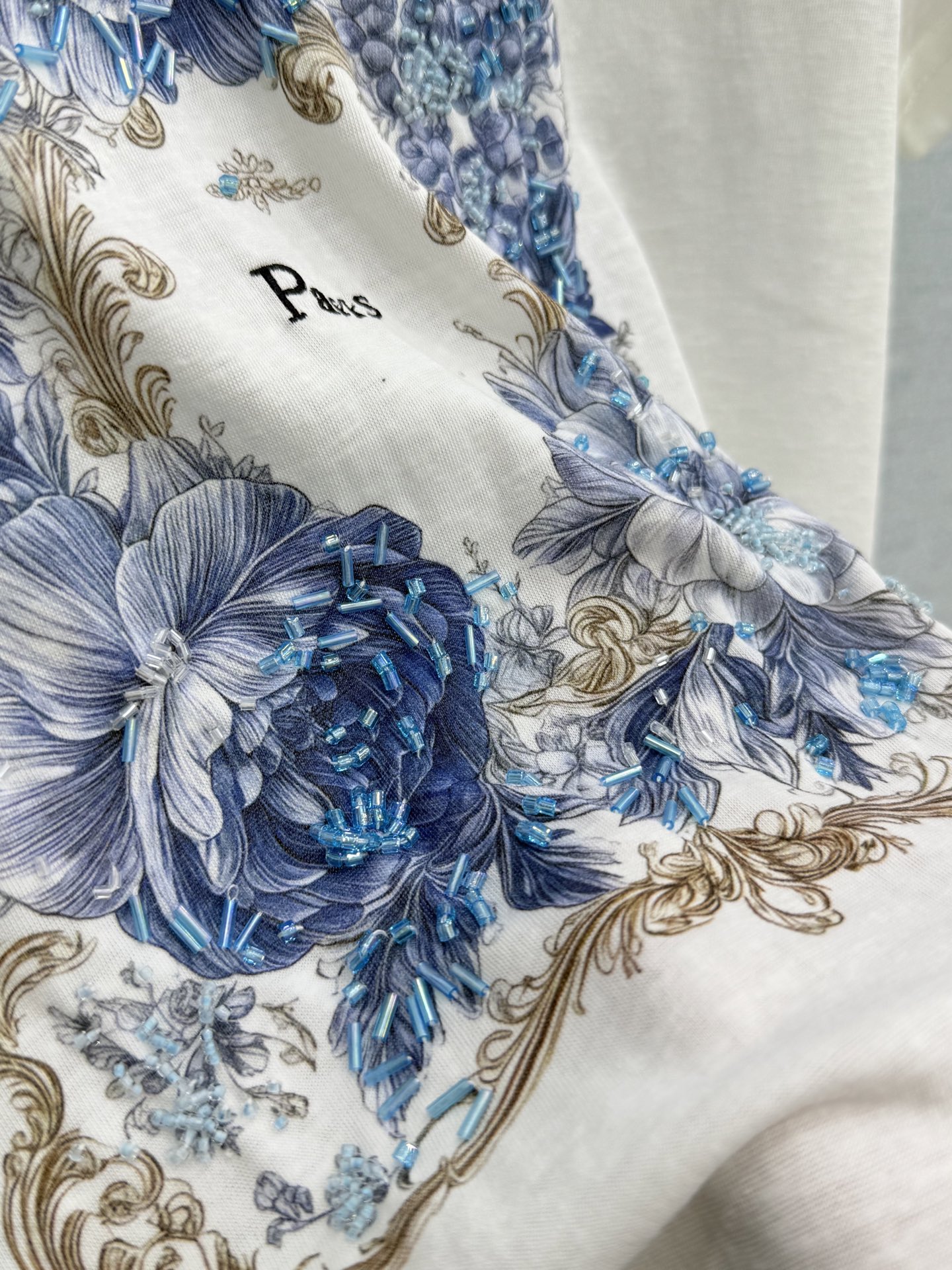 🛒𝐍𝐄𝐖 · 𝟐𝟎𝟐6/爆款现货原单品质  小众*｜精致印花订珠短袖T恤高订面料 亲肤透气舒适标志性字母