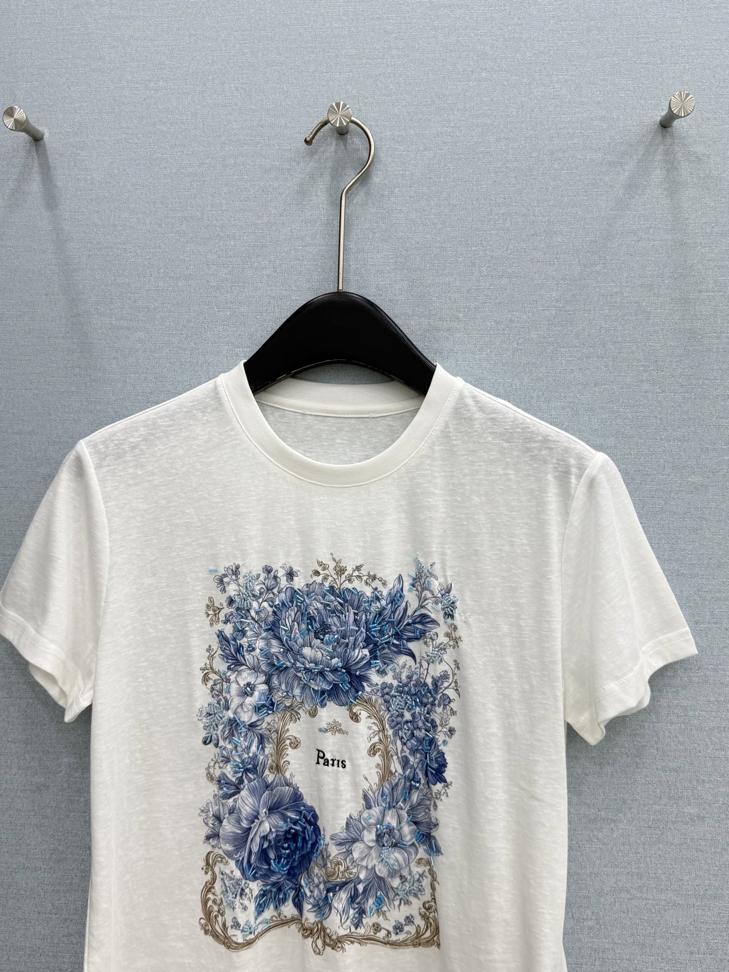 🛒𝐍𝐄𝐖 · 𝟐𝟎𝟐6/爆款现货原单品质  小众*｜精致印花订珠短袖T恤高订面料 亲肤透气舒适标志性字母
