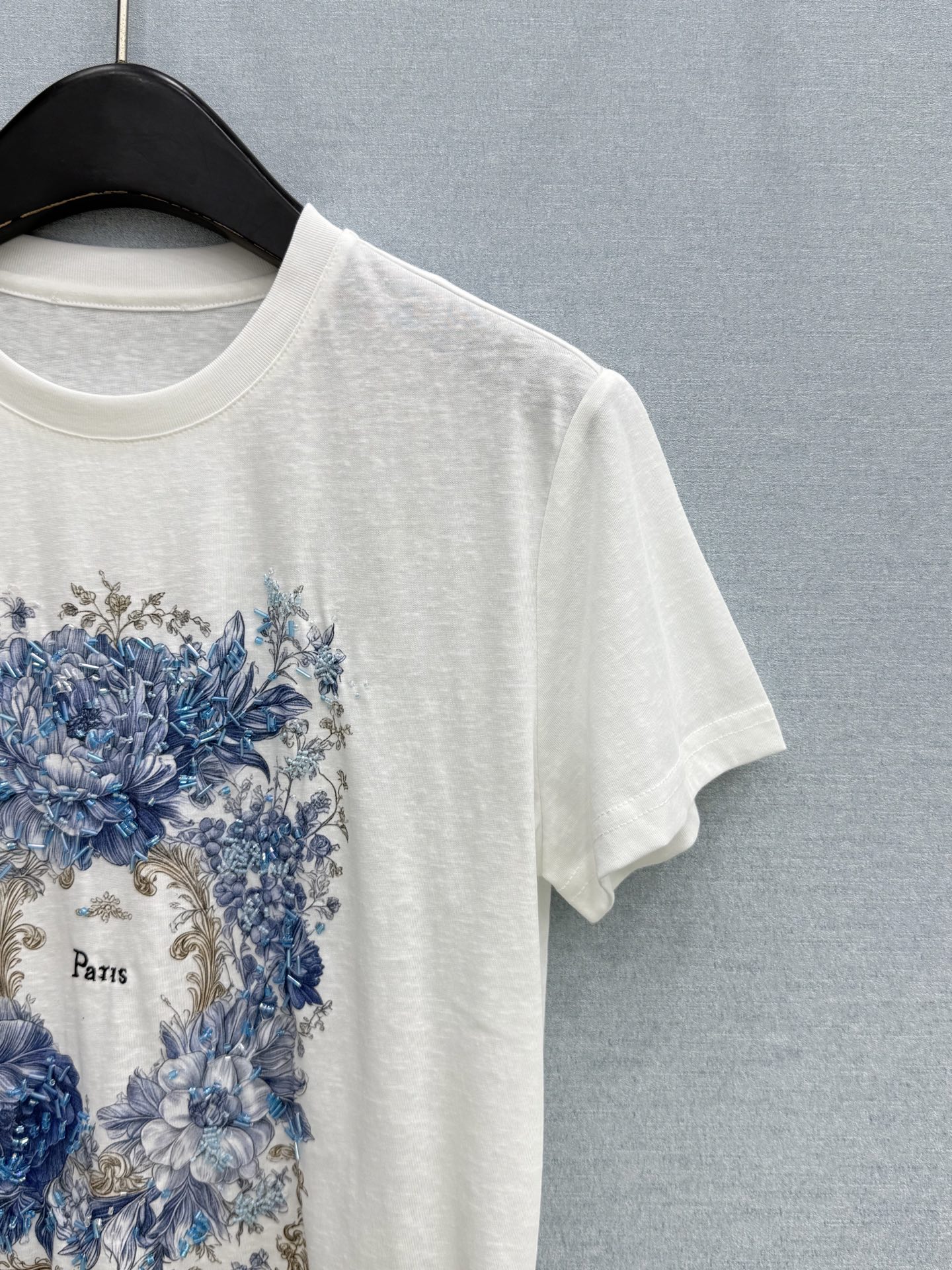 🛒𝐍𝐄𝐖 · 𝟐𝟎𝟐6/爆款现货原单品质  小众*｜精致印花订珠短袖T恤高订面料 亲肤透气舒适标志性字母