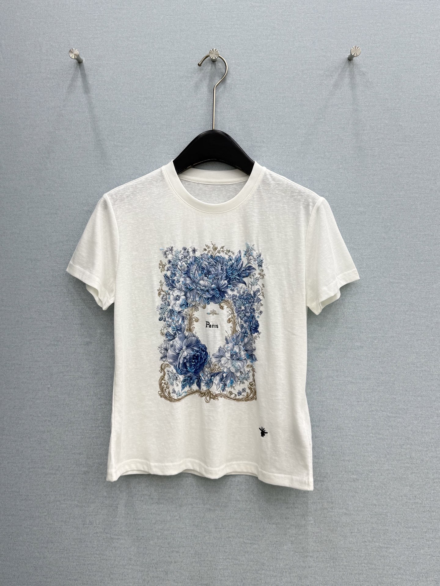🛒𝐍𝐄𝐖 · 𝟐𝟎𝟐6/爆款现货原单品质  小众*｜精致印花订珠短袖T恤高订面料 亲肤透气舒适标志性字母