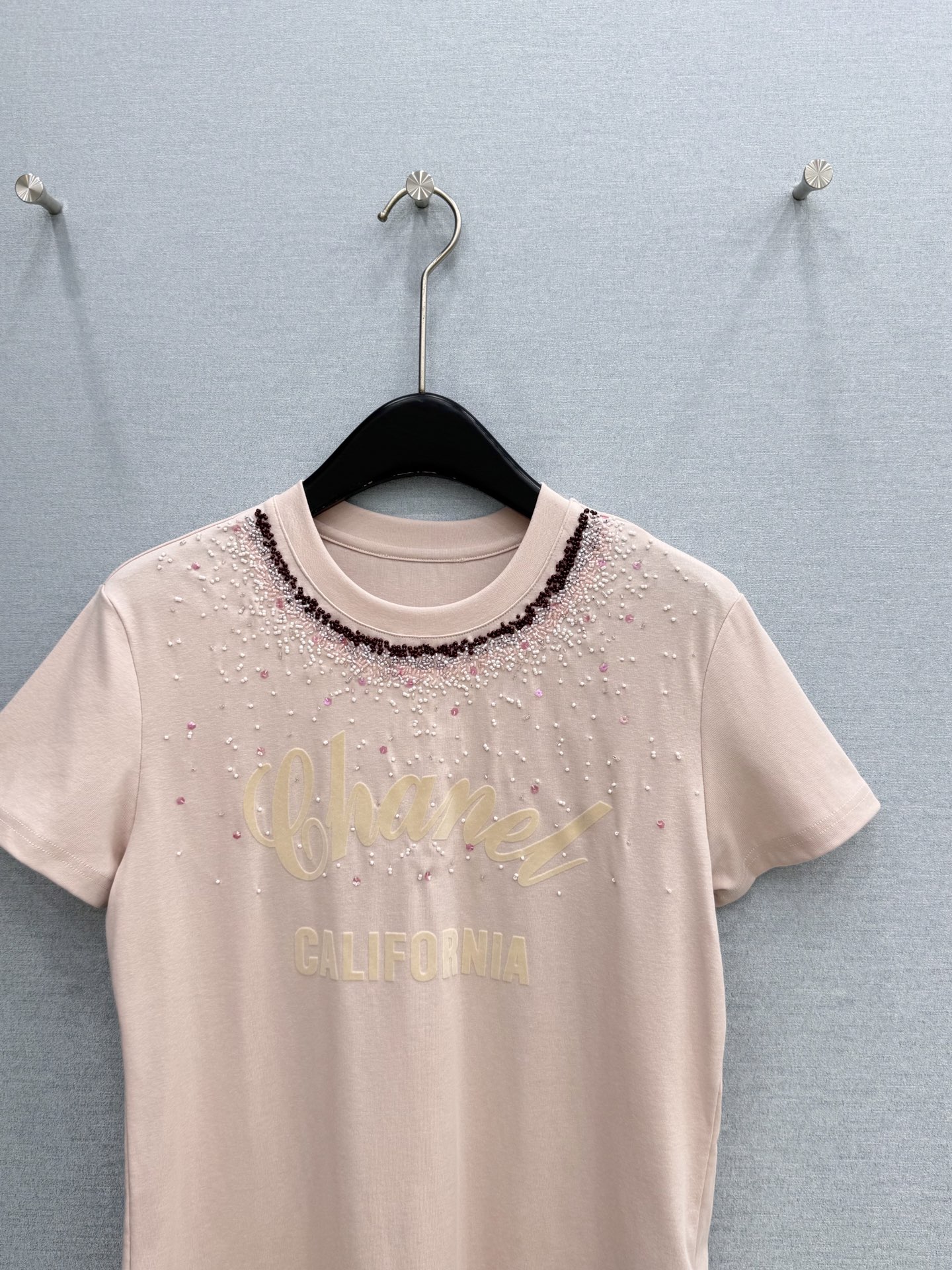 🛒𝐍𝐄𝐖 · 𝟐𝟎𝟐6/爆款现货原单品质  小众*｜精致手工订珠短袖T恤高订面料 亲肤透气舒适标志性字母