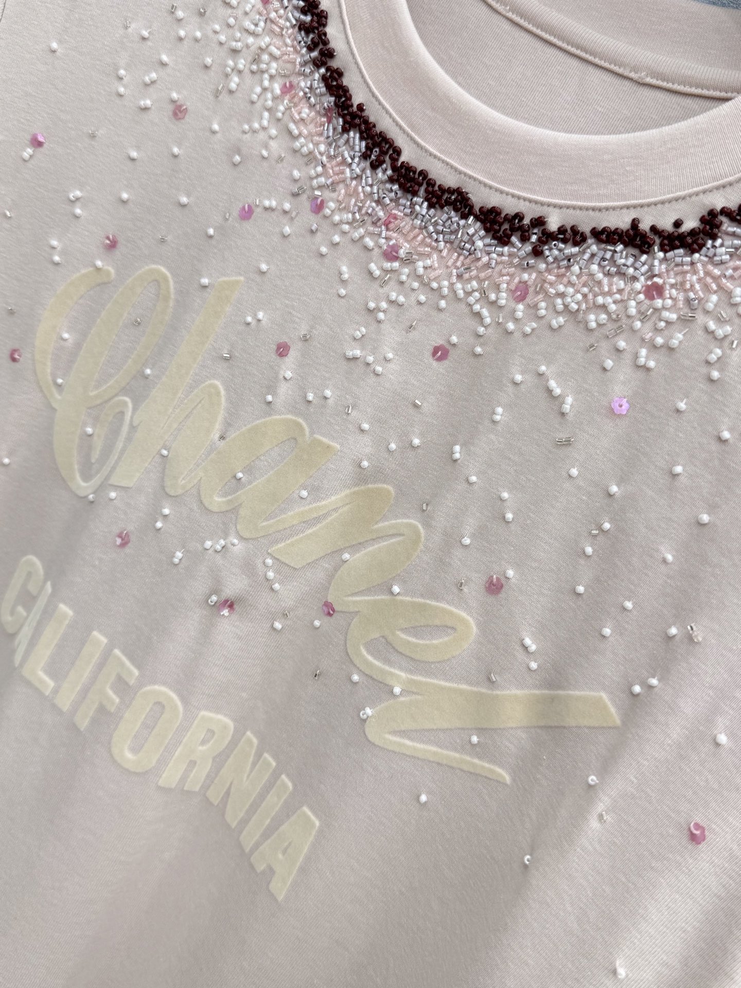 🛒𝐍𝐄𝐖 · 𝟐𝟎𝟐6/爆款现货原单品质  小众*｜精致手工订珠短袖T恤高订面料 亲肤透气舒适标志性字母