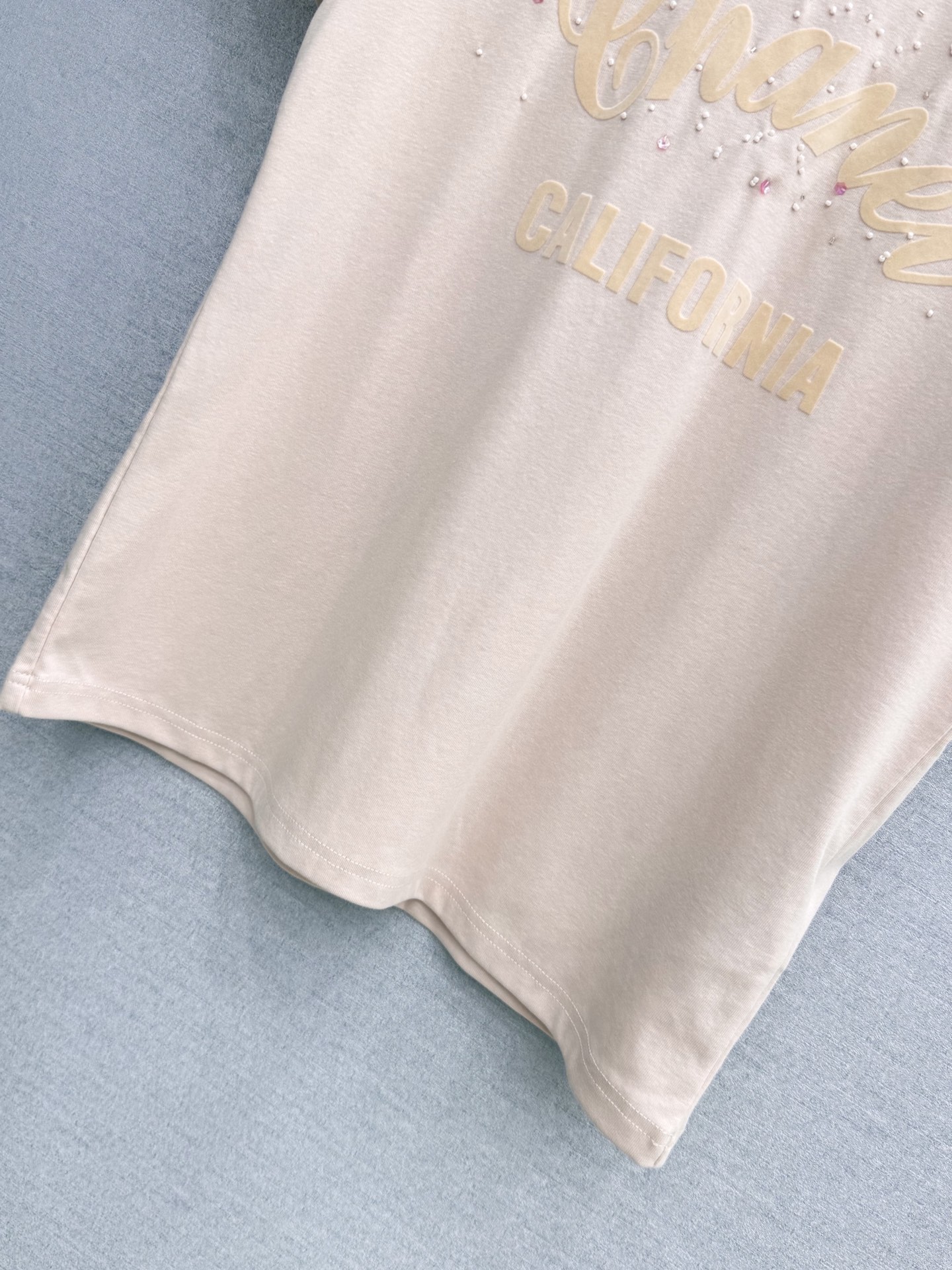 🛒𝐍𝐄𝐖 · 𝟐𝟎𝟐6/爆款现货原单品质  小众*｜精致手工订珠短袖T恤高订面料 亲肤透气舒适标志性字母