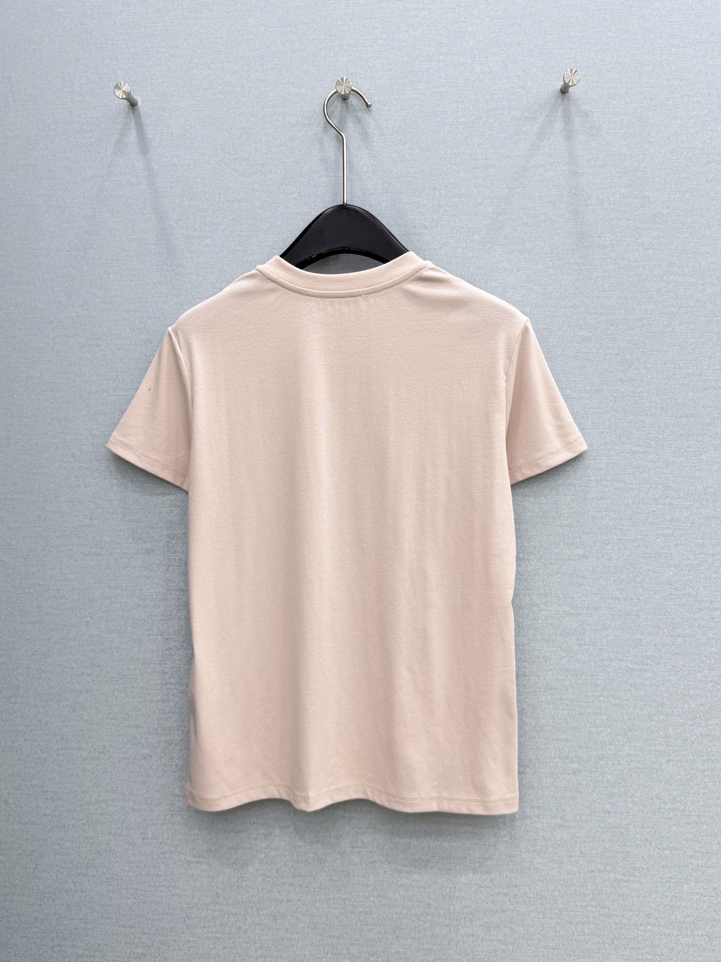🛒𝐍𝐄𝐖 · 𝟐𝟎𝟐6/爆款现货原单品质  小众*｜精致手工订珠短袖T恤高订面料 亲肤透气舒适标志性字母