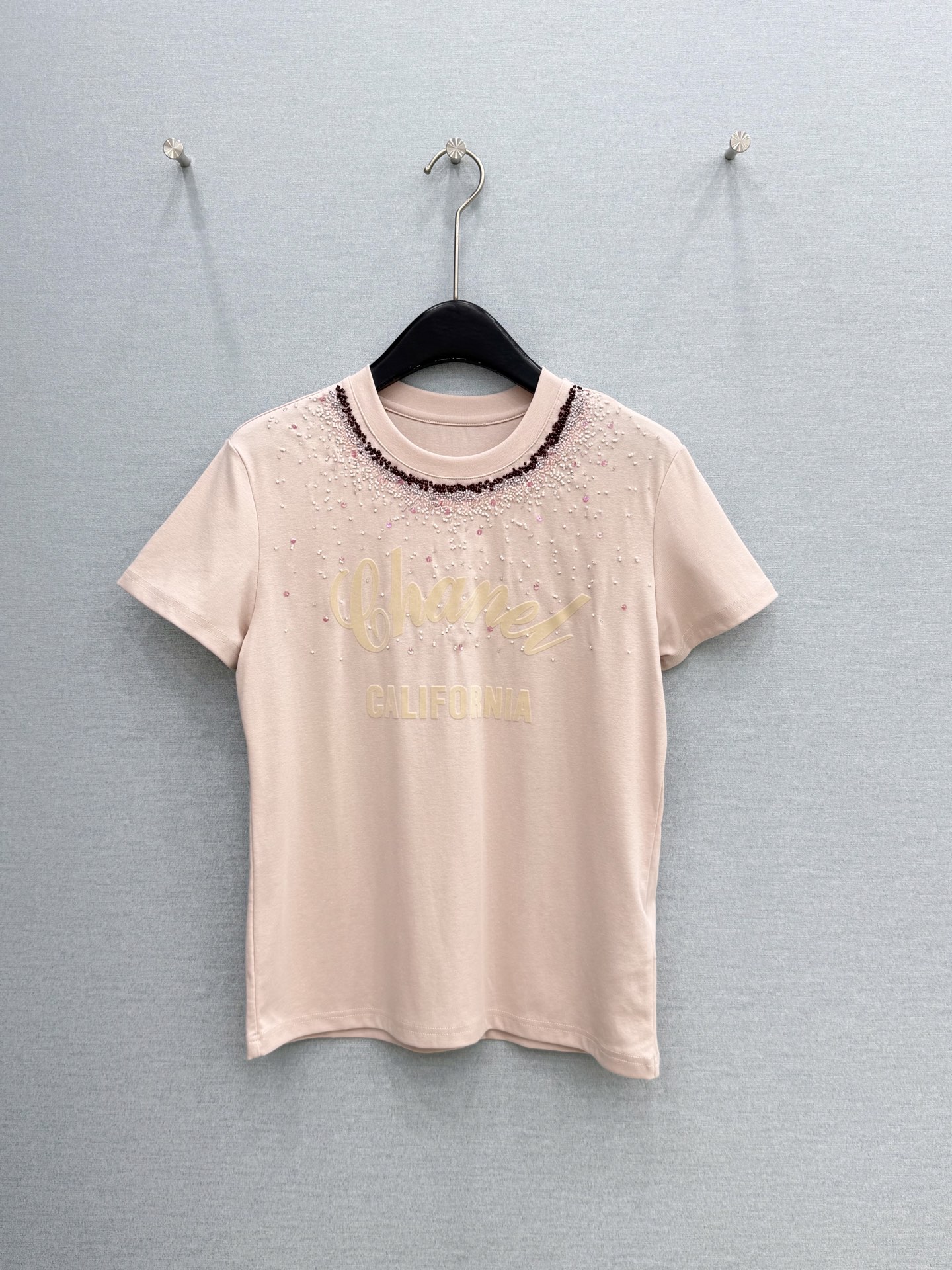 🛒𝐍𝐄𝐖 · 𝟐𝟎𝟐6/爆款现货原单品质  小众*｜精致手工订珠短袖T恤高订面料 亲肤透气舒适标志性字母