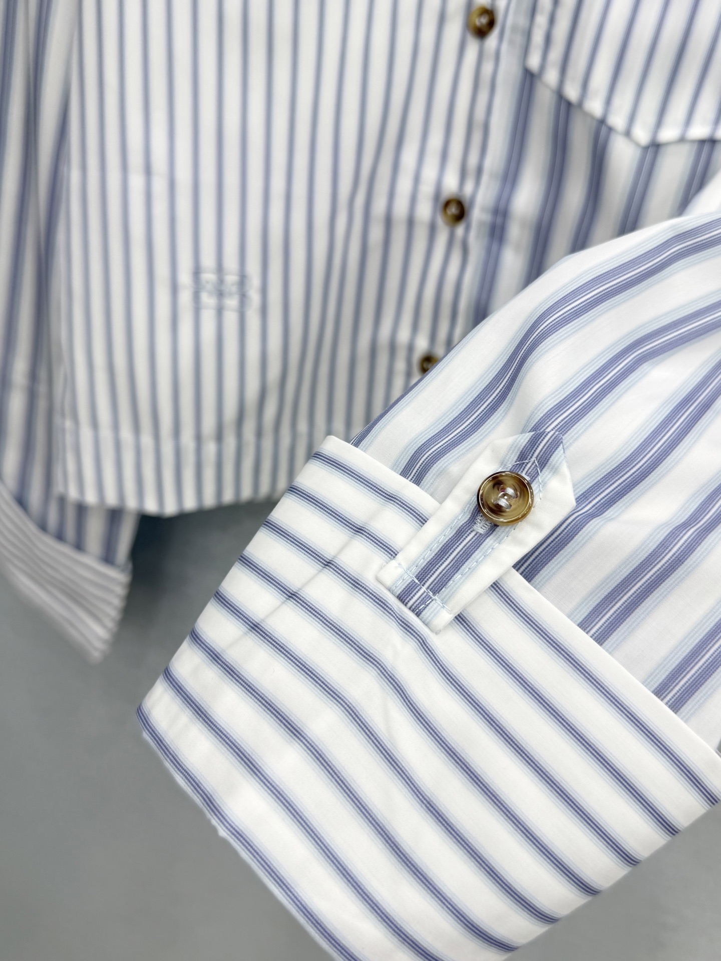 🛒𝐍𝐄𝐖 · 𝟐𝟎𝟐6/爆款现货原单品质  小众*｜2026新品拼接条纹长袖衬衫精致版型，高级肌理细腻 