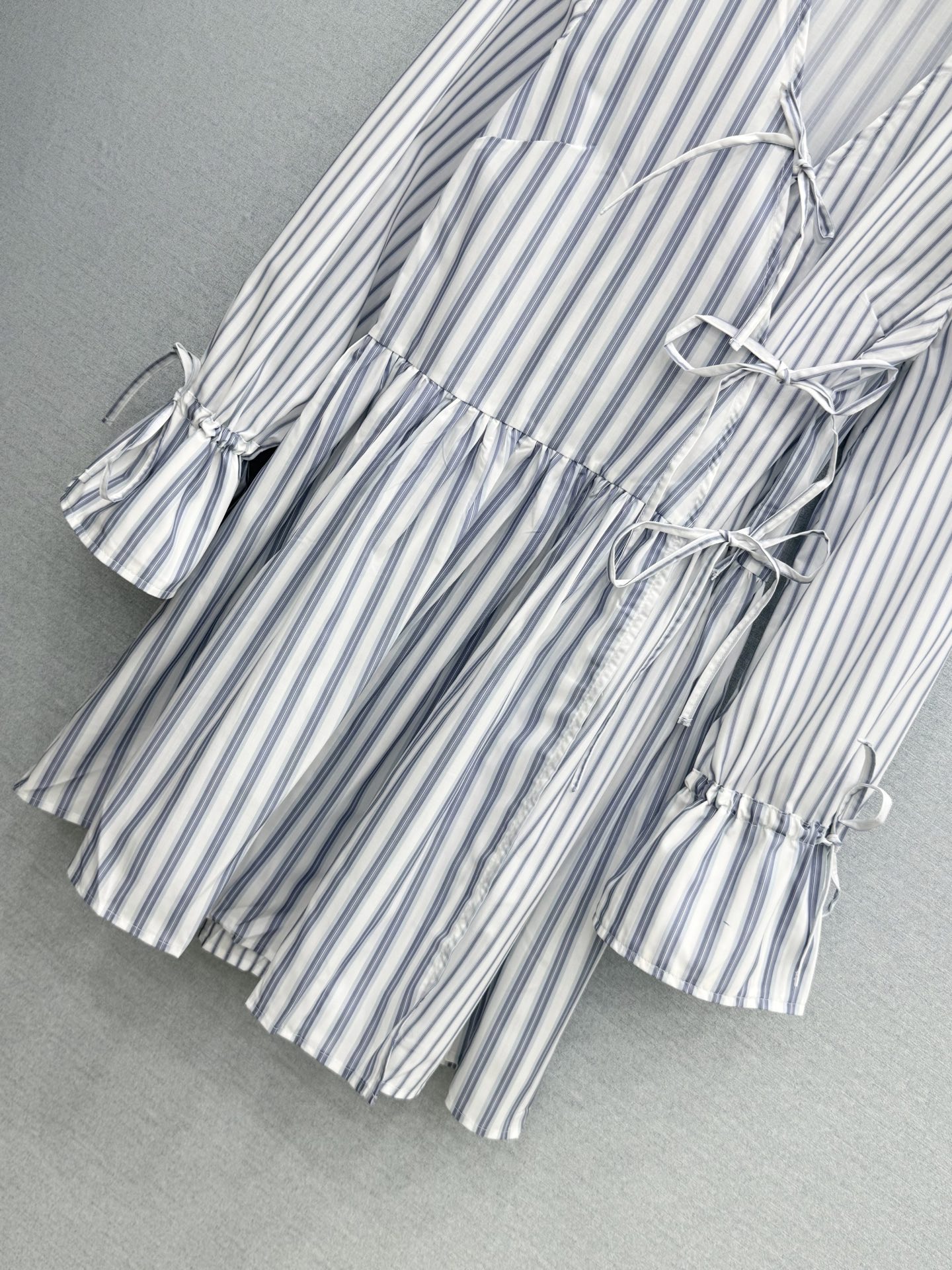 🛒𝐍𝐄𝐖 · 𝟐𝟎𝟐6/爆款现货原单品质  小众*｜2026新品系带条纹长袖连衣裙精致版型，高级肌理细腻