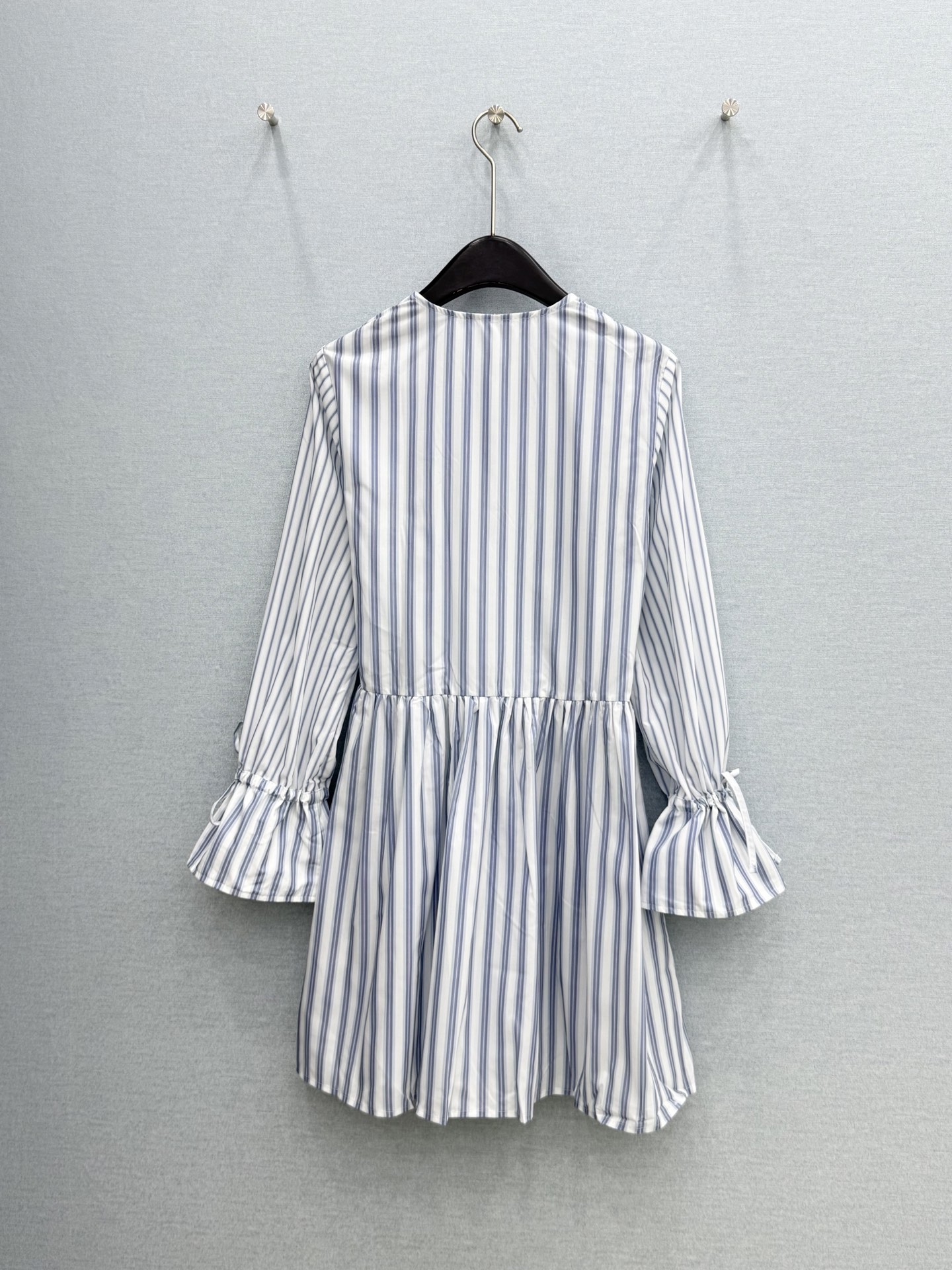 🛒𝐍𝐄𝐖 · 𝟐𝟎𝟐6/爆款现货原单品质  小众*｜2026新品系带条纹长袖连衣裙精致版型，高级肌理细腻