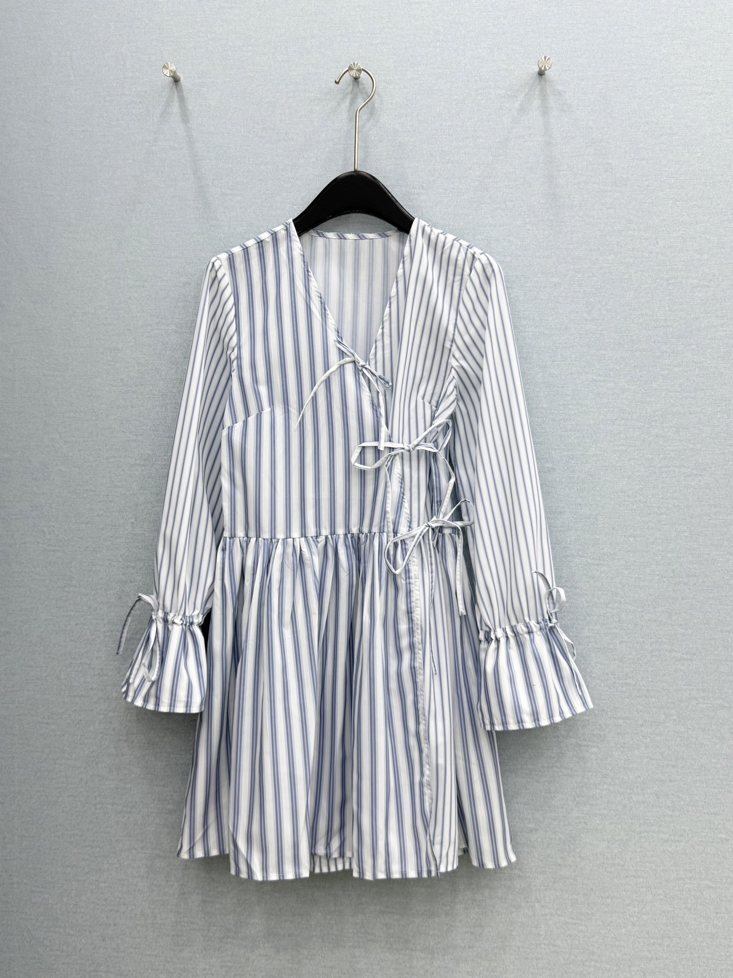 🛒𝐍𝐄𝐖 · 𝟐𝟎𝟐6/爆款现货原单品质  小众*｜2026新品系带条纹长袖连衣裙精致版型，高级肌理细腻
