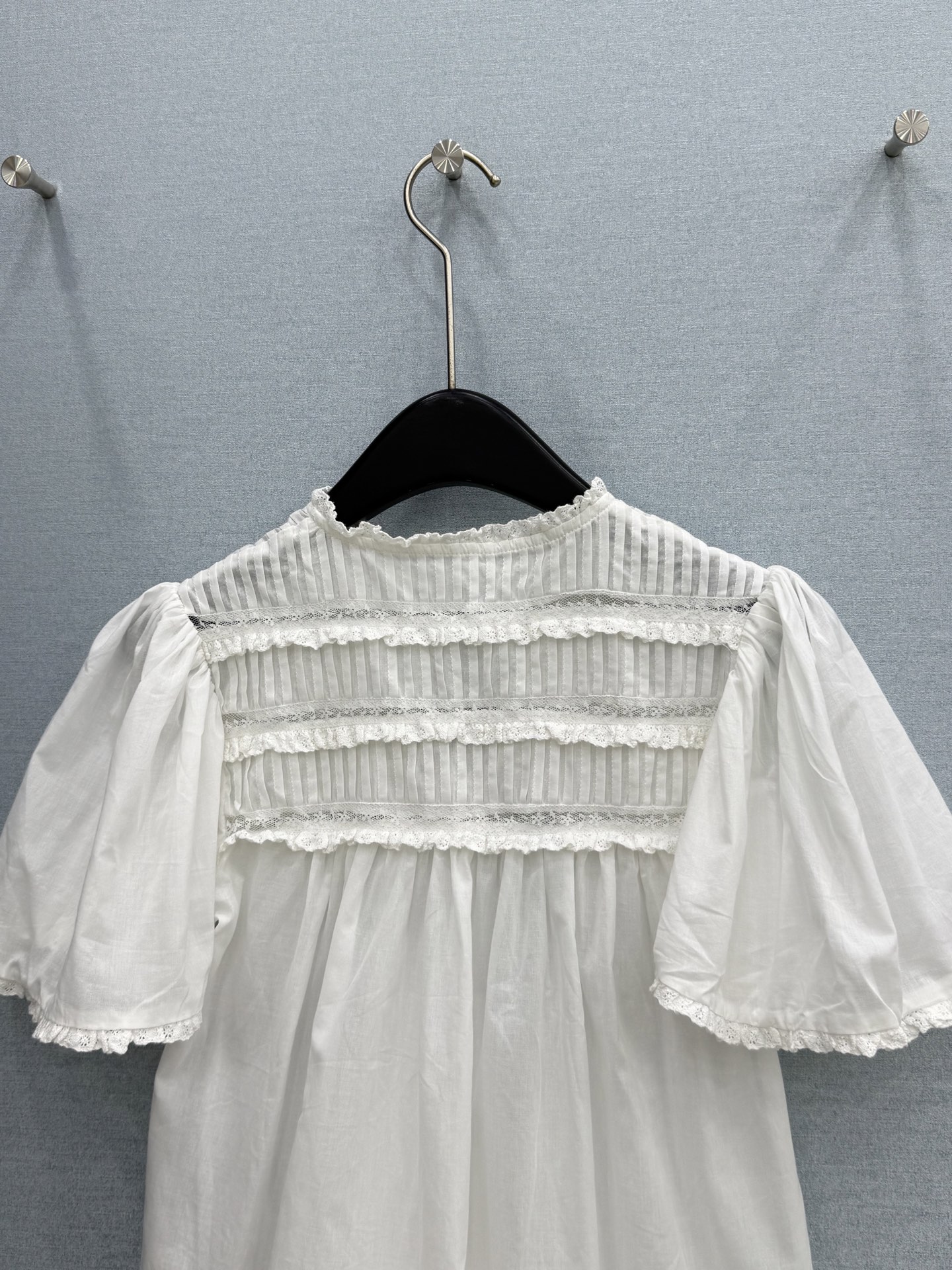🛒𝐍𝐄𝐖 · 𝟐𝟎𝟐6/爆款现货原单品质 小众*｜2026新品珊瑚绣系带刺绣衬衫 精致版型，高级肌理细腻