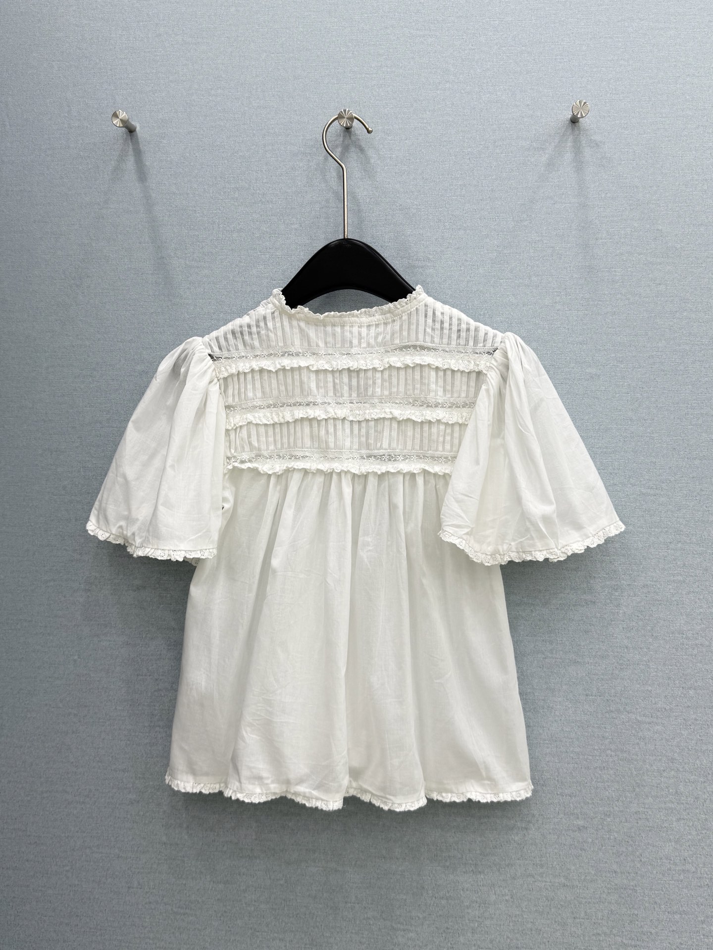 🛒𝐍𝐄𝐖 · 𝟐𝟎𝟐6/爆款现货原单品质 小众*｜2026新品珊瑚绣系带刺绣衬衫 精致版型，高级肌理细腻