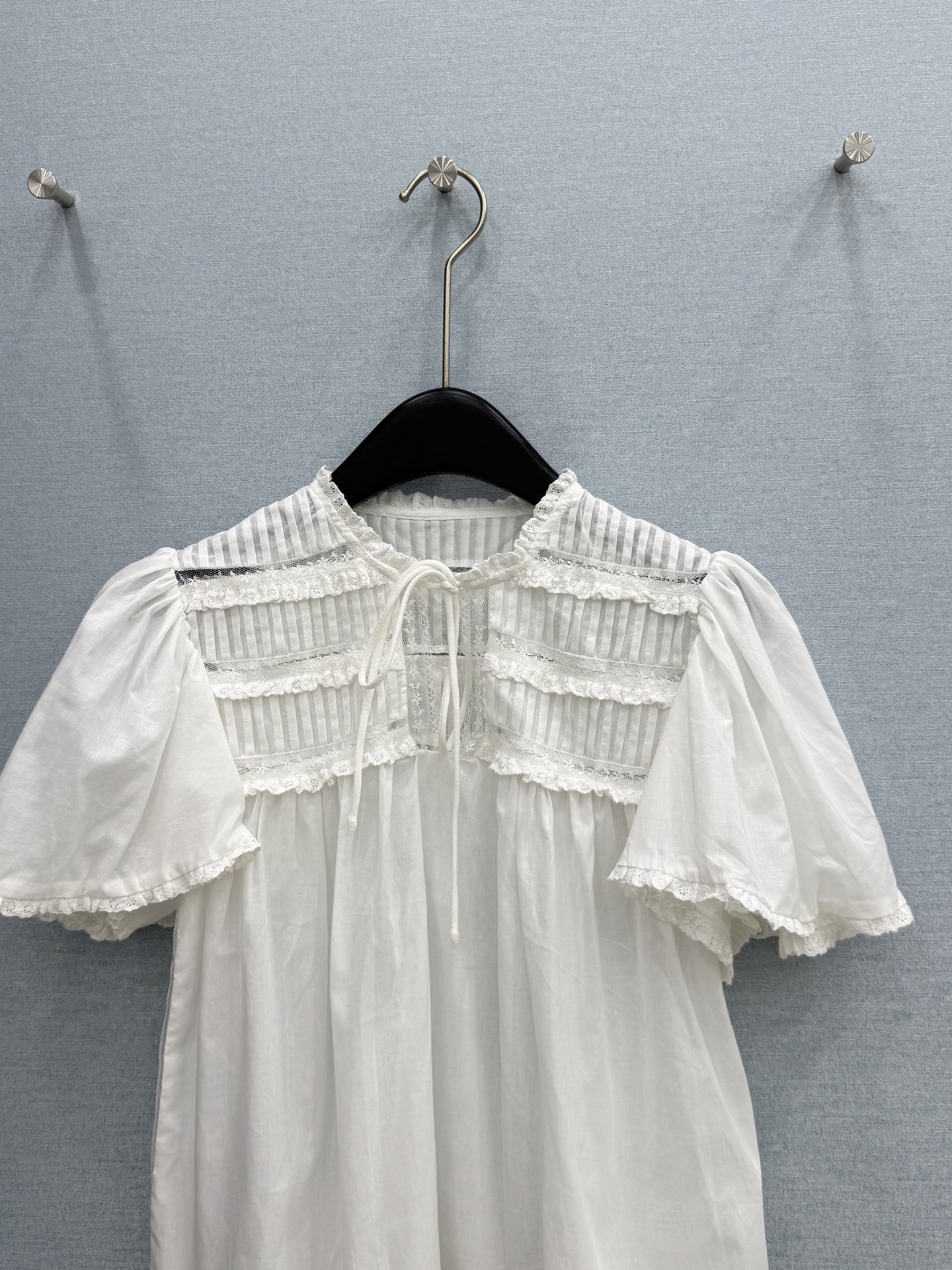 🛒𝐍𝐄𝐖 · 𝟐𝟎𝟐6/爆款现货原单品质 小众*｜2026新品珊瑚绣系带刺绣衬衫 精致版型，高级肌理细腻