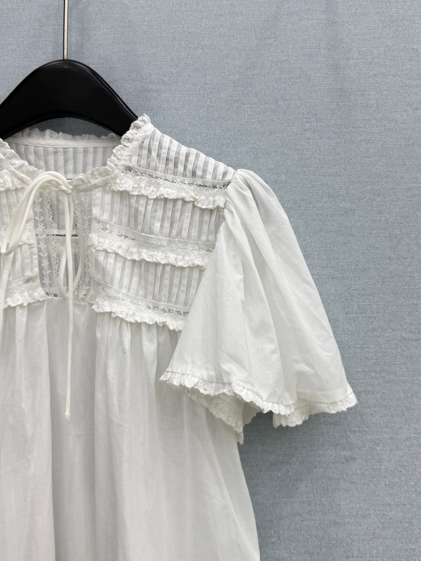 🛒𝐍𝐄𝐖 · 𝟐𝟎𝟐6/爆款现货原单品质 小众*｜2026新品珊瑚绣系带刺绣衬衫 精致版型，高级肌理细腻