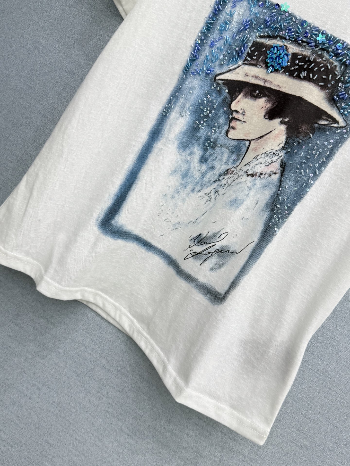 🛒𝐍𝐄𝐖 · 𝟐𝟎𝟐6/爆款现货原单品质  小众*｜精致印花订珠短袖T恤高订面料 亲肤透气舒适标志性字母