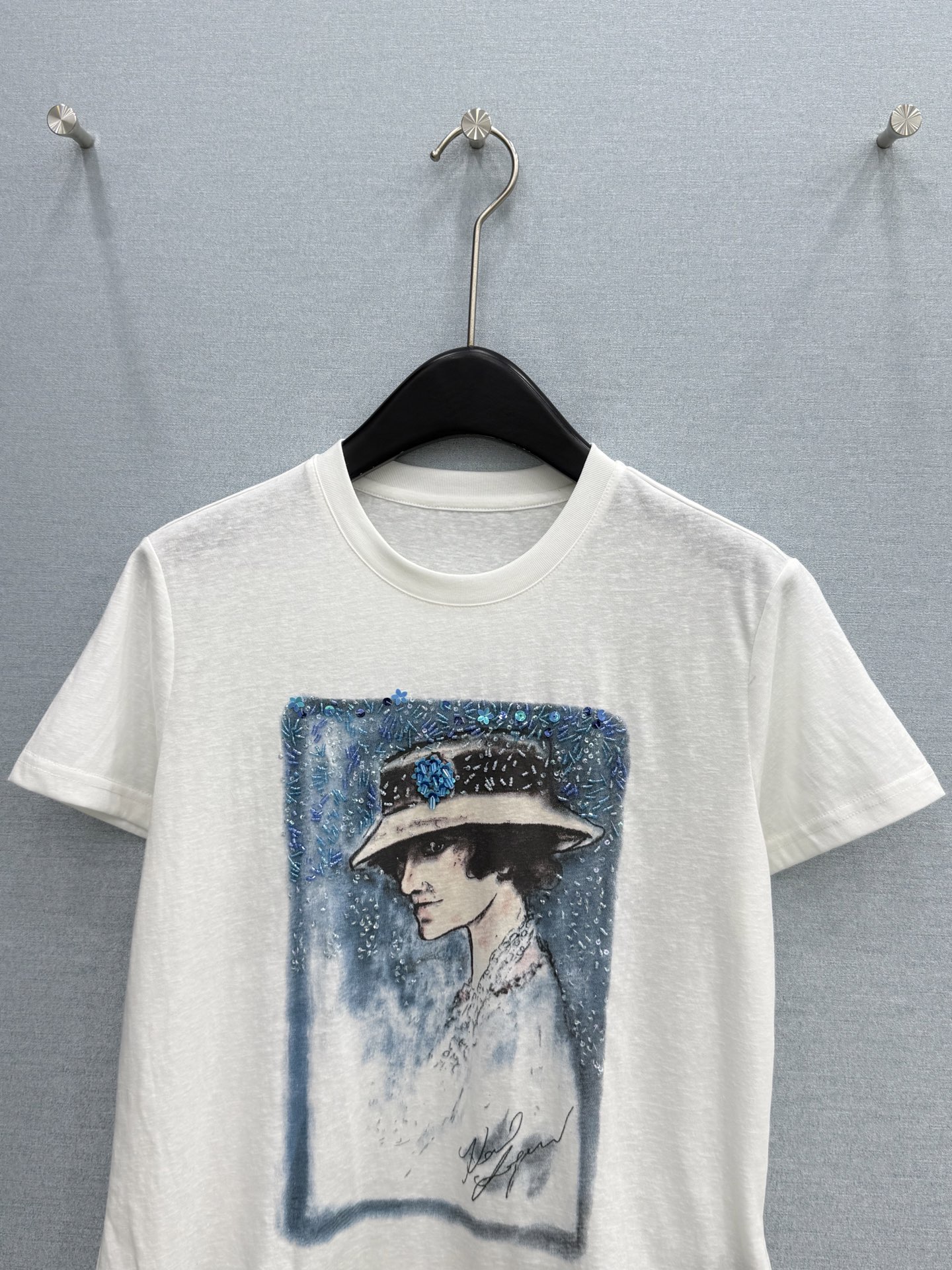 🛒𝐍𝐄𝐖 · 𝟐𝟎𝟐6/爆款现货原单品质  小众*｜精致印花订珠短袖T恤高订面料 亲肤透气舒适标志性字母