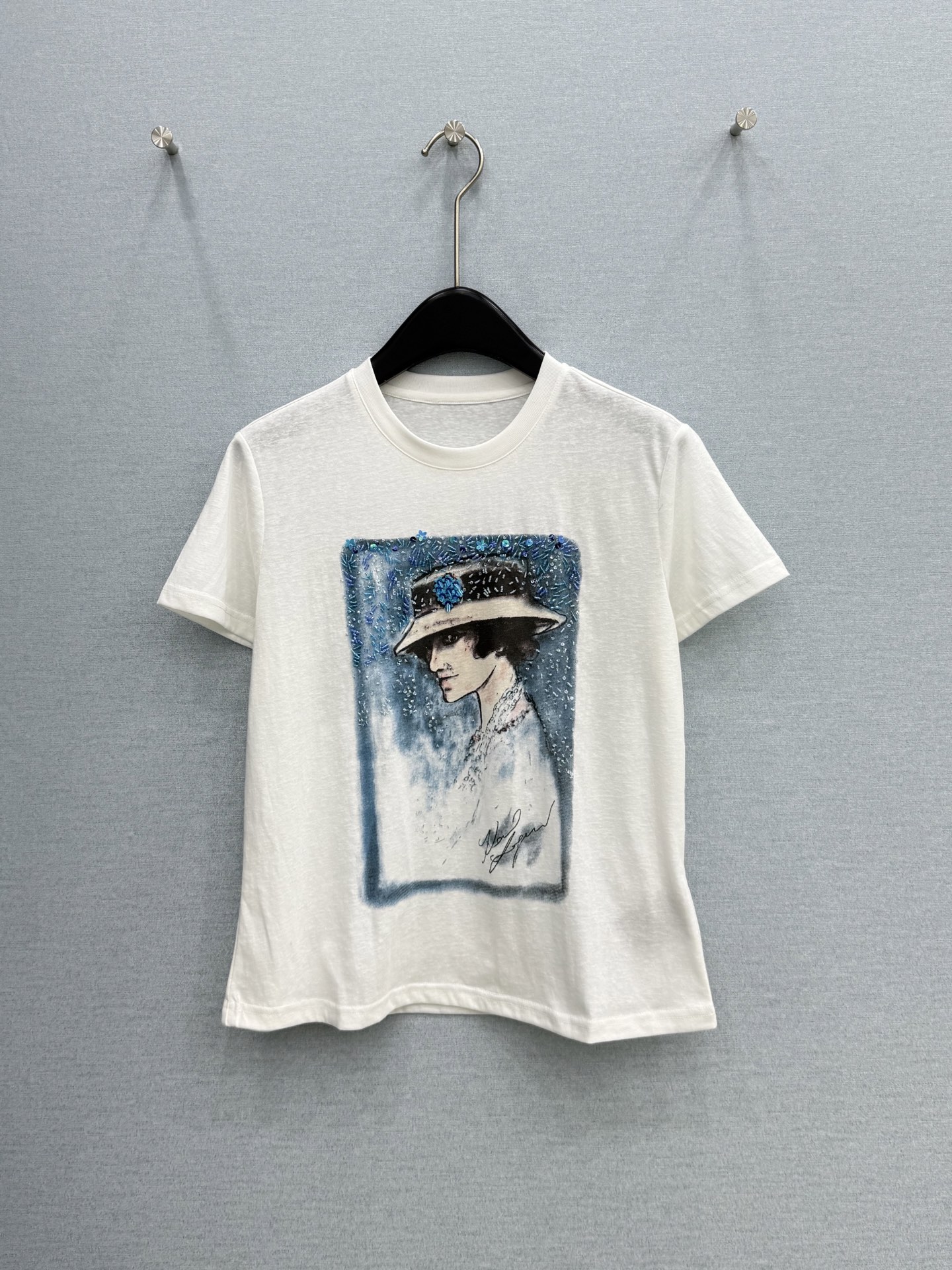 NO:829413,· 6/Hot items in stock, original order quality, niche*｜Exquisite printed beaded short-sleeved T-shirt, high-end fabric, skin-friendly, breathable and comfortable, iconic letter pattern, low-key luxury, age-reducing girlhood!  A must-have artifact for Bai Fumei!  The classic version is versatile and easy to wear. It is highly recommended to keep it for yourself!  The quality of workmanship depends on the details. White S M L |, Dior-clothing, dior, T-shirt, tees, t-shirt,19860909· 6/爆款现货 原单品质 小众*｜精致印花订珠短袖T恤 高订面料 亲肤透气舒适 标志性字母图案低调奢华 减龄少女时代！白富美必备神器！ 经典版型百搭不挑人 强烈推荐自留款！ 做工品质看细节 白色 S M L ｜,迪奥-服装,dior,T-shirt,tees，t-shirt,,Women's clothing