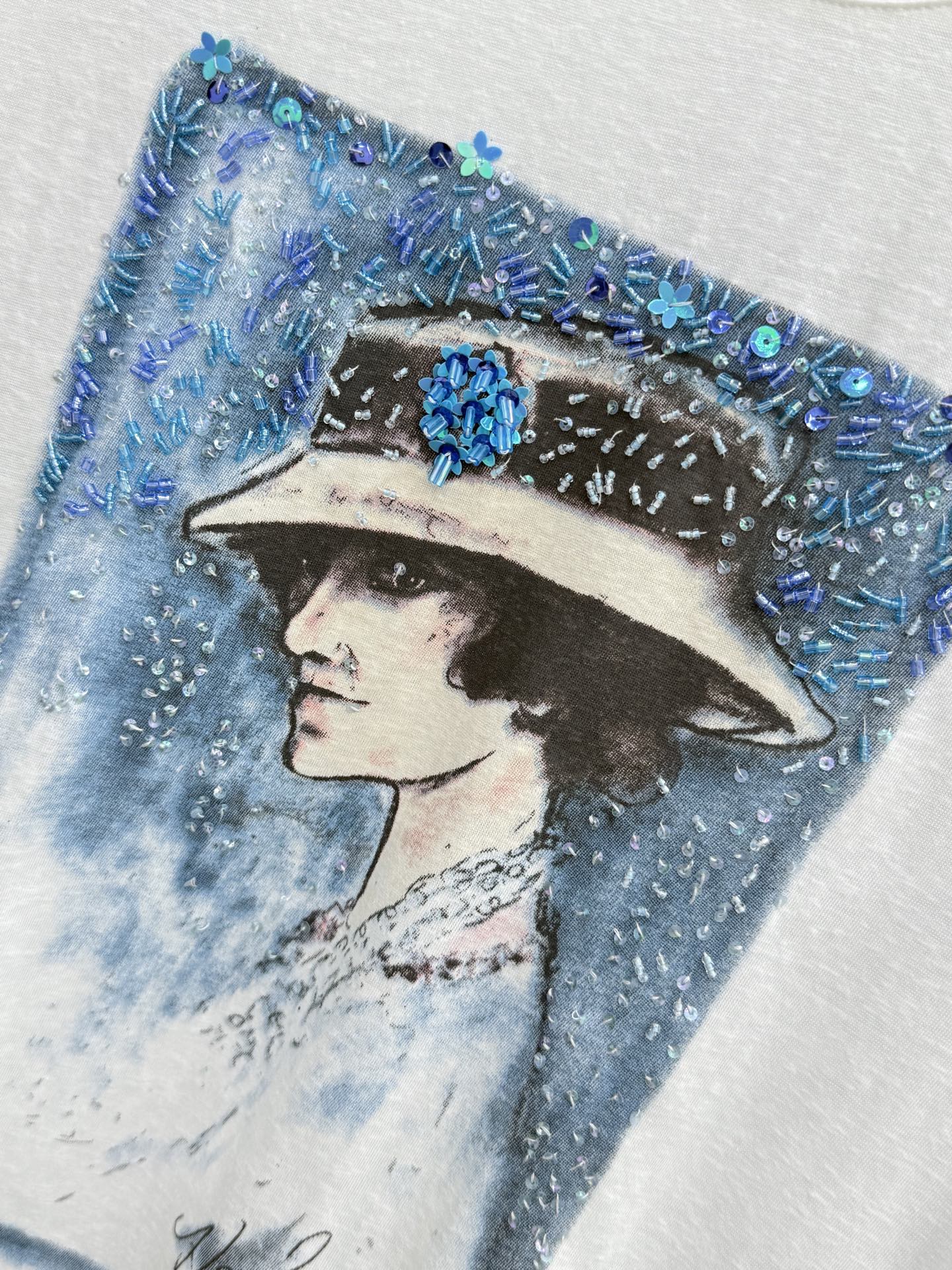 🛒𝐍𝐄𝐖 · 𝟐𝟎𝟐6/爆款现货原单品质  小众*｜精致印花订珠短袖T恤高订面料 亲肤透气舒适标志性字母