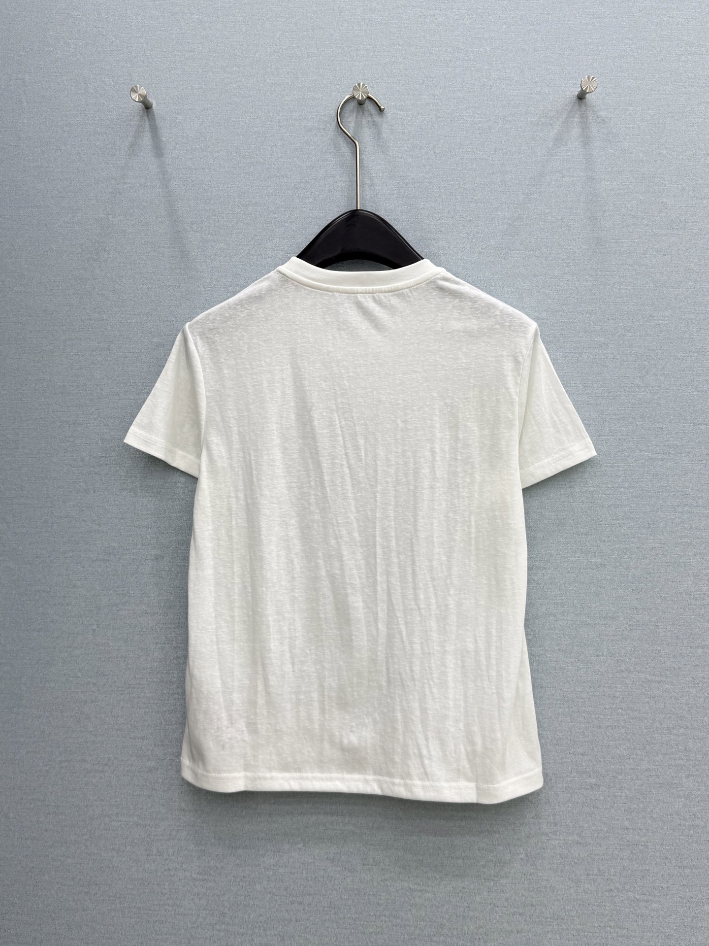 🛒𝐍𝐄𝐖 · 𝟐𝟎𝟐6/爆款现货原单品质  小众*｜精致印花订珠短袖T恤高订面料 亲肤透气舒适标志性字母