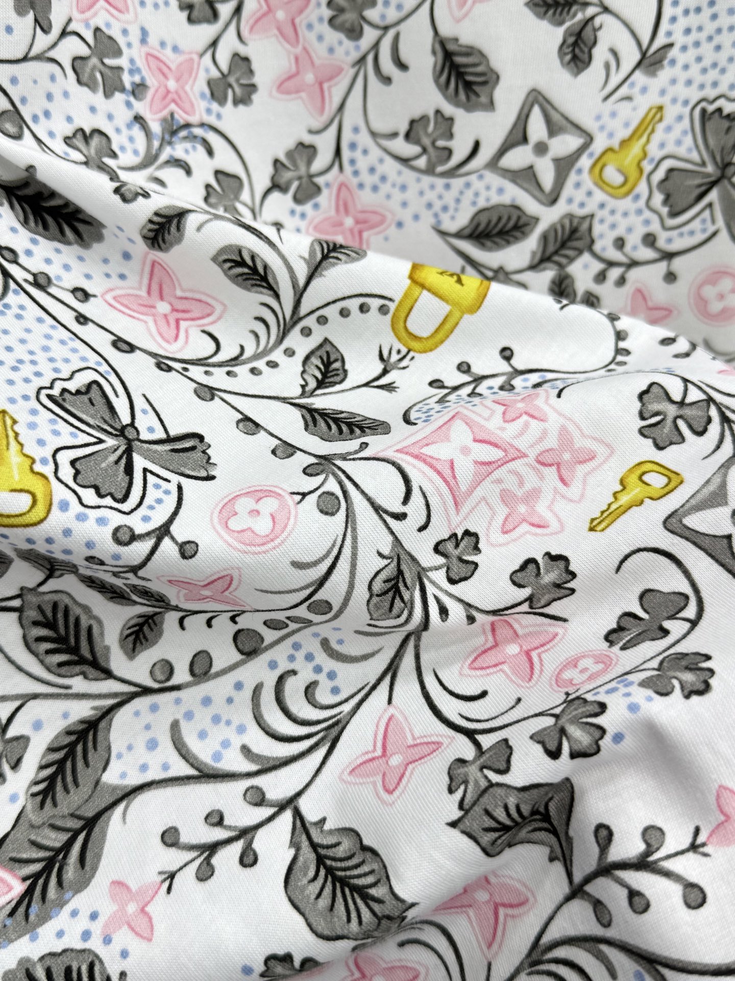 🛒𝐍𝐄𝐖 · 𝟐𝟎𝟐6/爆款现货原单品质  Lv*｜精致印花短袖T恤高订面料 亲肤透气舒适标志性字母图案