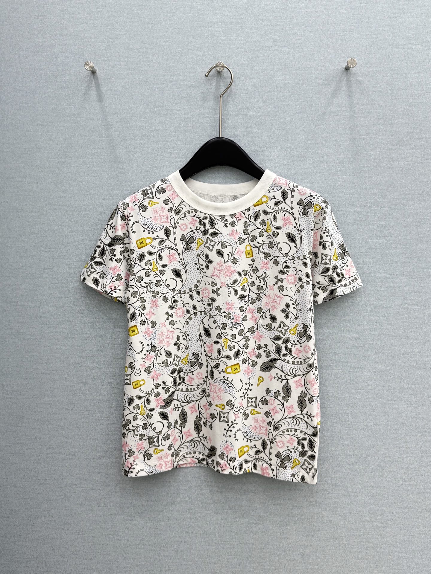 🛒𝐍𝐄𝐖 · 𝟐𝟎𝟐6/爆款现货原单品质  Lv*｜精致印花短袖T恤高订面料 亲肤透气舒适标志性字母图案