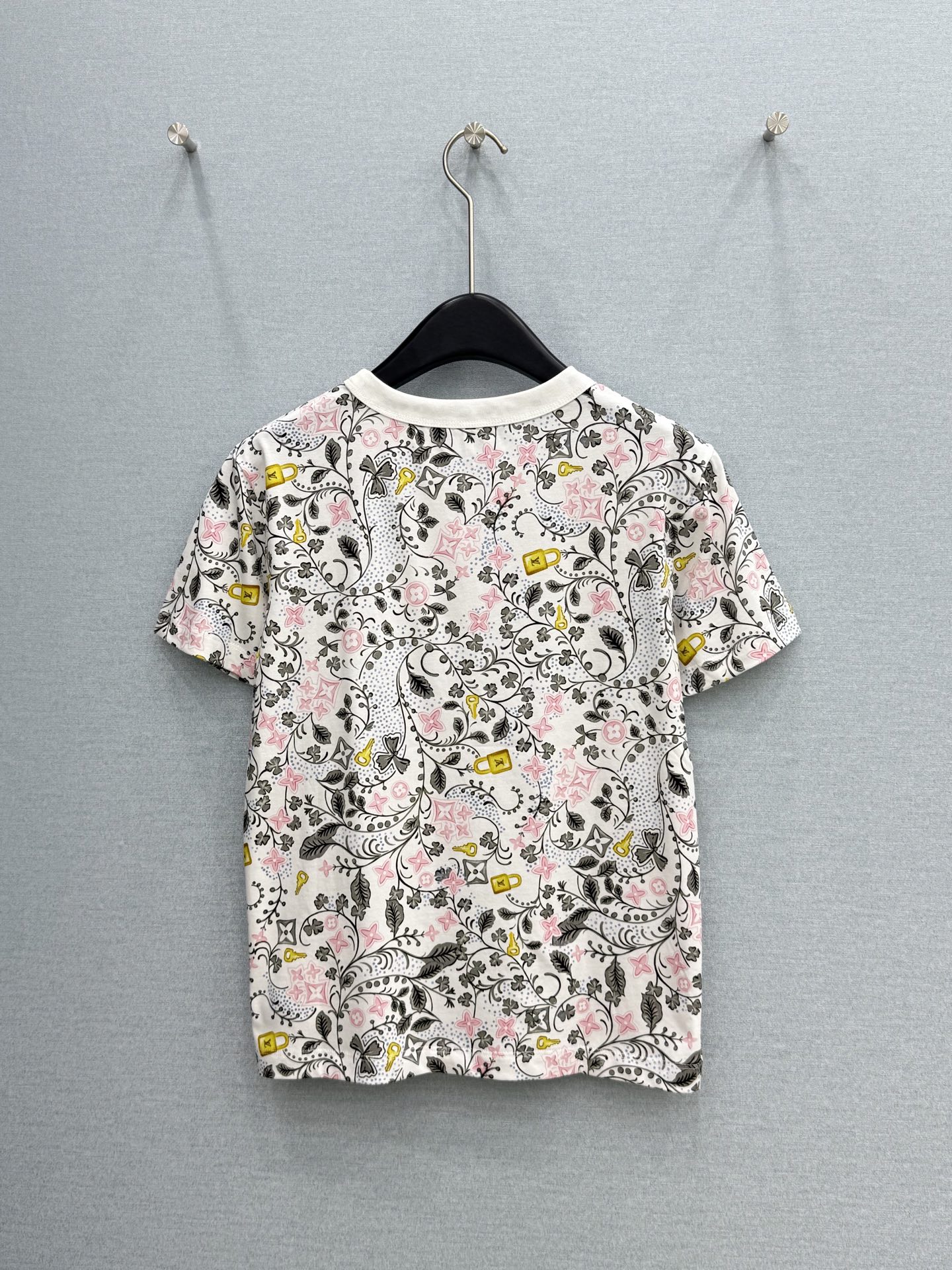 🛒𝐍𝐄𝐖 · 𝟐𝟎𝟐6/爆款现货原单品质  Lv*｜精致印花短袖T恤高订面料 亲肤透气舒适标志性字母图案