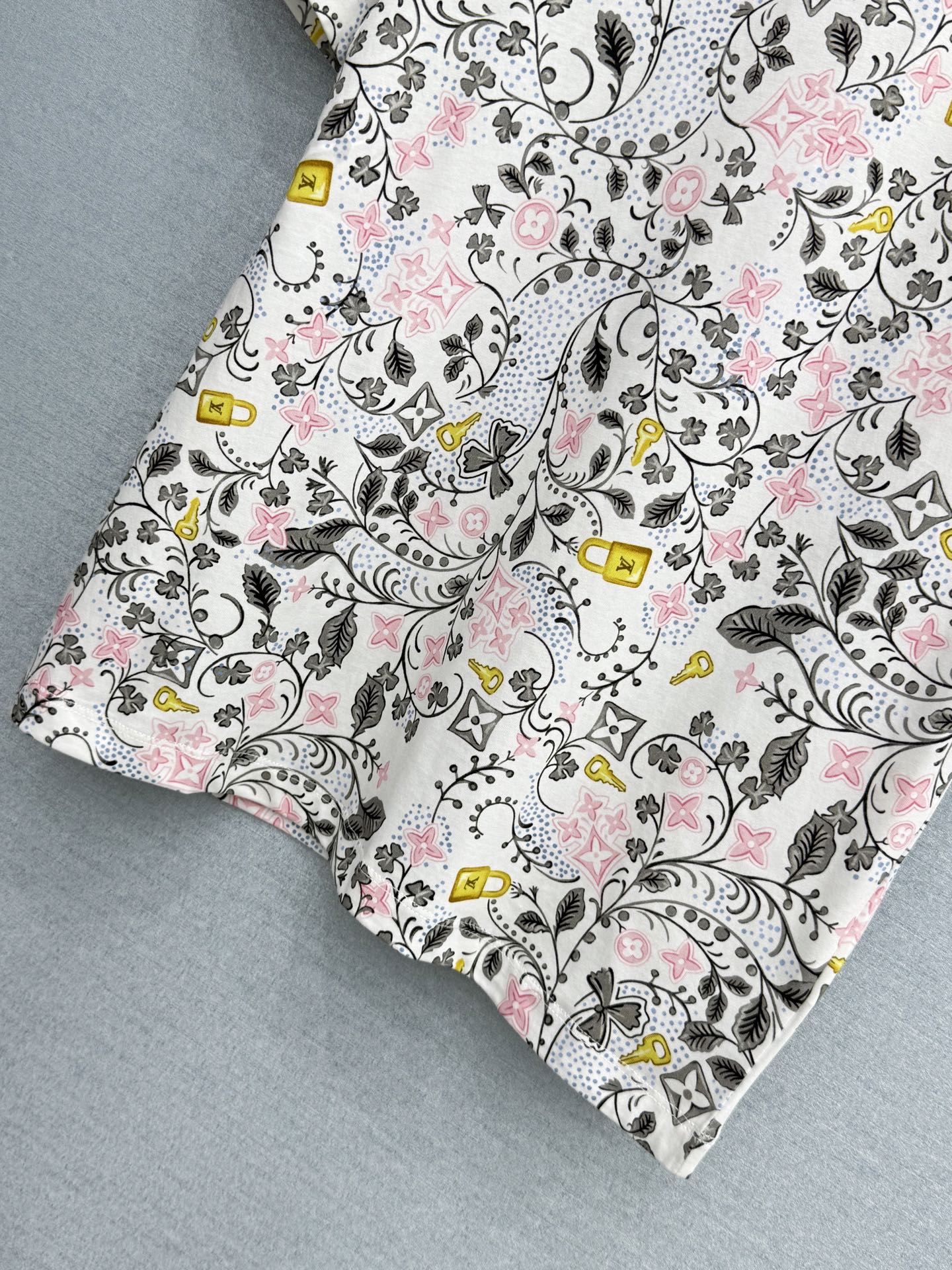 🛒𝐍𝐄𝐖 · 𝟐𝟎𝟐6/爆款现货原单品质  Lv*｜精致印花短袖T恤高订面料 亲肤透气舒适标志性字母图案
