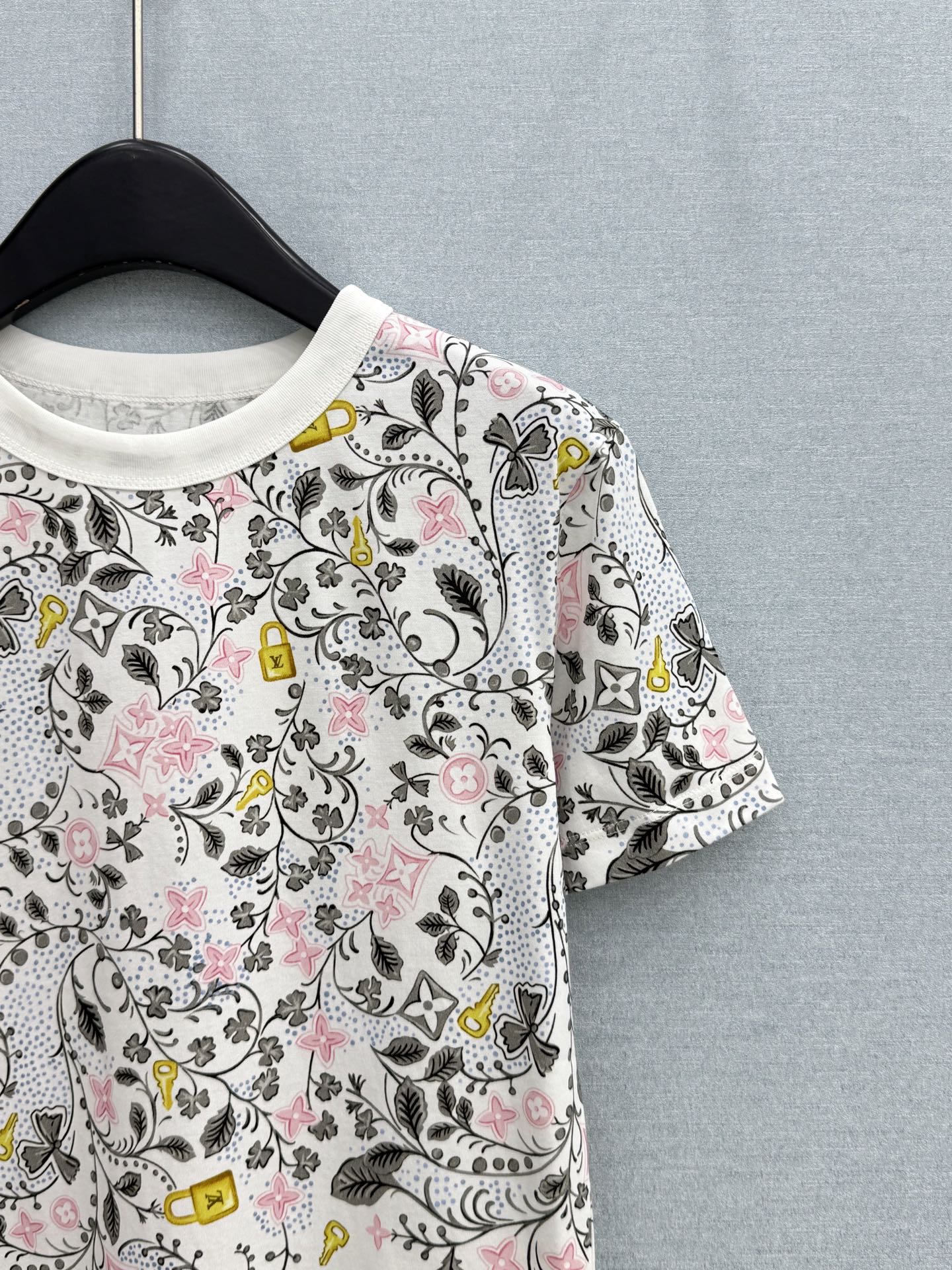 🛒𝐍𝐄𝐖 · 𝟐𝟎𝟐6/爆款现货原单品质  Lv*｜精致印花短袖T恤高订面料 亲肤透气舒适标志性字母图案