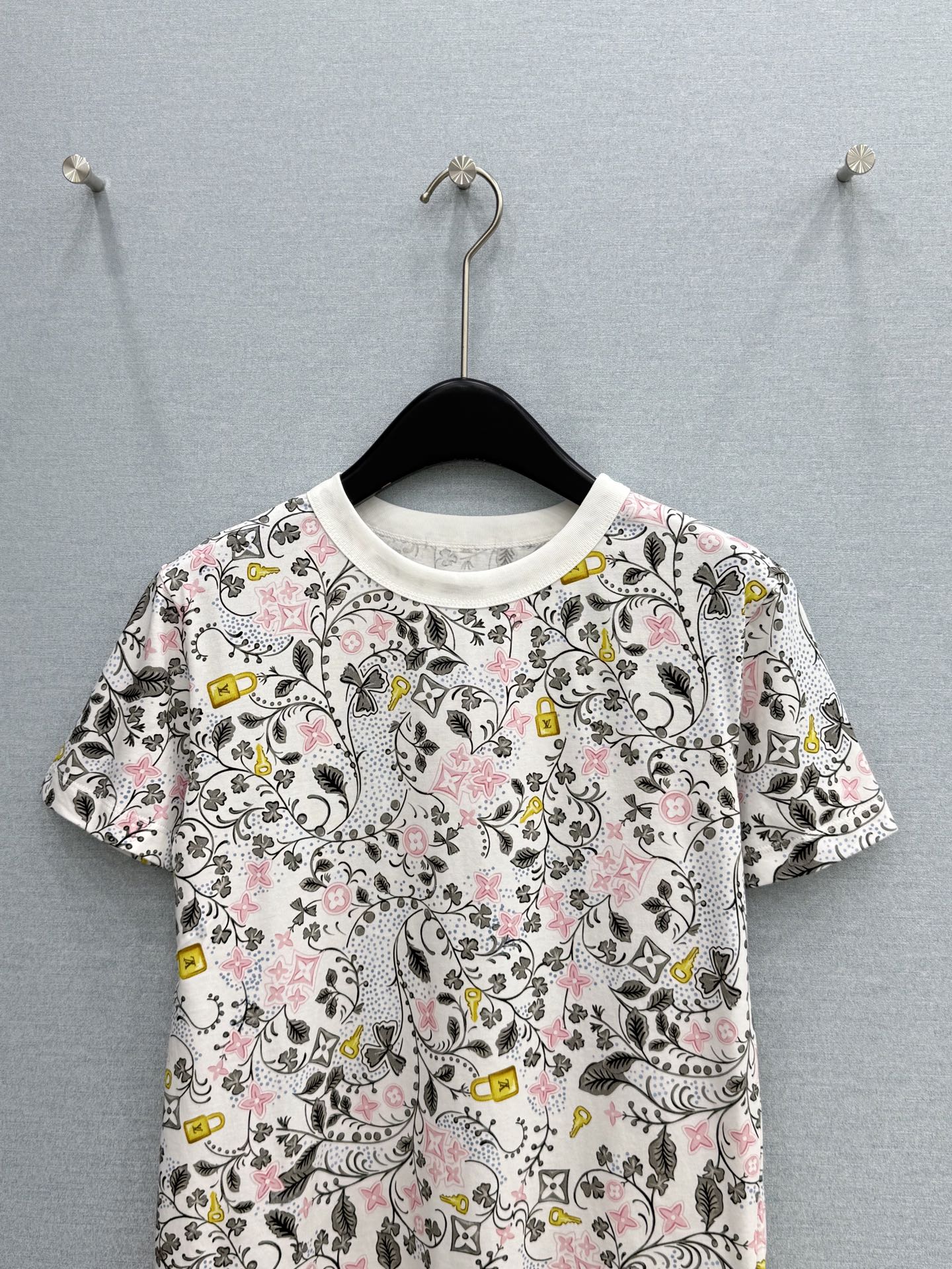 🛒𝐍𝐄𝐖 · 𝟐𝟎𝟐6/爆款现货原单品质  Lv*｜精致印花短袖T恤高订面料 亲肤透气舒适标志性字母图案