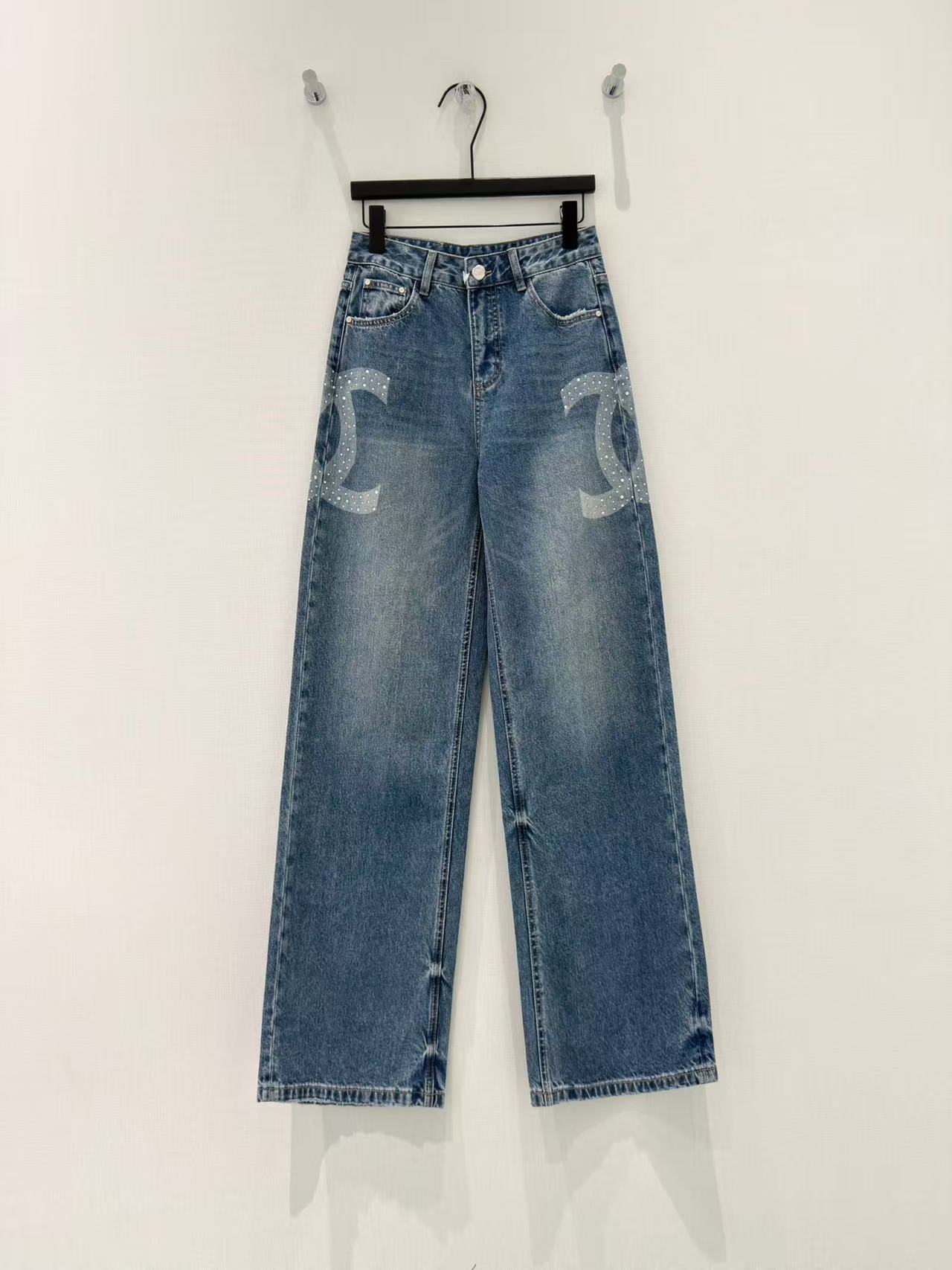 NO:843928,Original Designer｜Double C printed rhinestone straight-leg splicing jeans. Made of high-end custom fabrics, denim is very comfortable to wear. Regular design, good tolerance, contrasting color decoration adds visual charm, and the texture of the pants will be very delicate. It is a very good fabric. Denim has good hygroscopicity and breathability, the cloth surface is soft and smooth, and it feels very smooth. It has become everyone's favorite choice. Blue SMLXL,,jeans,19860909原创设计师｜双C印花烫钻直筒拼接牛仔裤 采用高端定制面料,牛仔穿起来非常舒适,常规设计,包容性好,撞色装饰 增添视觉魅力,而且裤子的纹路会非常细腻,是非常好的面料 牛仔具有良好的吸湿性和透气性,布面光泽柔和,手感也非常细滑,成为众人最爱的选择 蓝色 SMLXL,,jeans,,Women's clothing