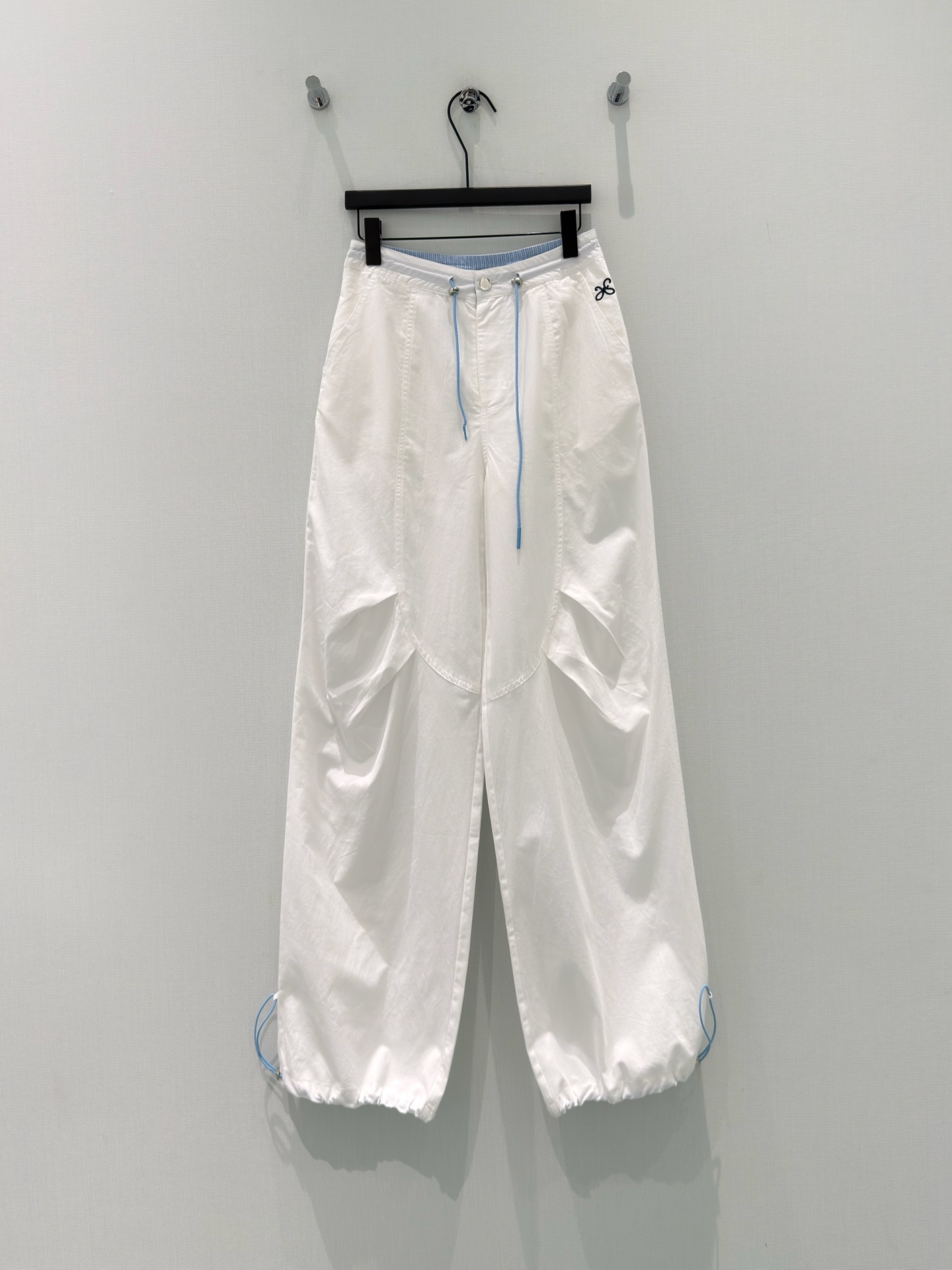 NO:843895,[New for spring and summer] Designer original | Drawstring Lysol work-style casual pants. Versatile and high-end colors. Customized version gives a high-end sense of casualness. A visual feast. A must-have versatile item for all seasons. Customized fabrics, great texture, full of lazy style. A must-have item for goddesses!  The version is versatile and not picky, the lines are elongated and the proportions are so beautiful that you don’t want to miss it!  The quality of workmanship depends on the details. White SML,,19860909【春夏上新】设计师原创｜抽绳来赛尔工装式休闲裤 颜色百搭高级 定制版型尽显高级随意感 视觉盛宴 四季必入的百搭单品 订制面料,质感巨好,慵懒范儿十足 女神必入神器！ 版型百搭不挑人 拉长线条比例 上身美的不要不要的！ 做工品质看细节 白色 SML,,,Women's clothing