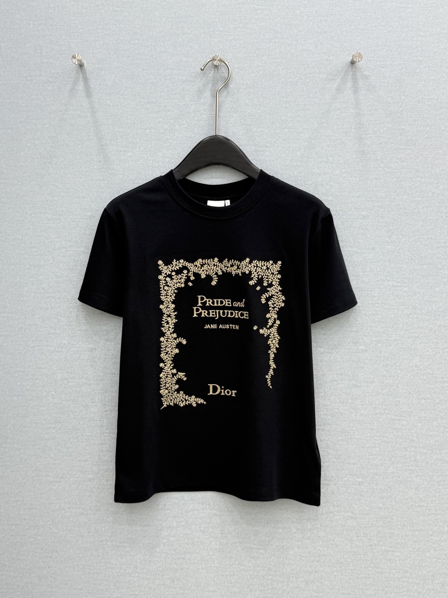 🛒𝐍𝐄𝐖 · 𝟐𝟎𝟐6/爆款现货【春夏上新】 Dio*｜2026新款刺绣花朵字母T恤高订面料，百搭版型 