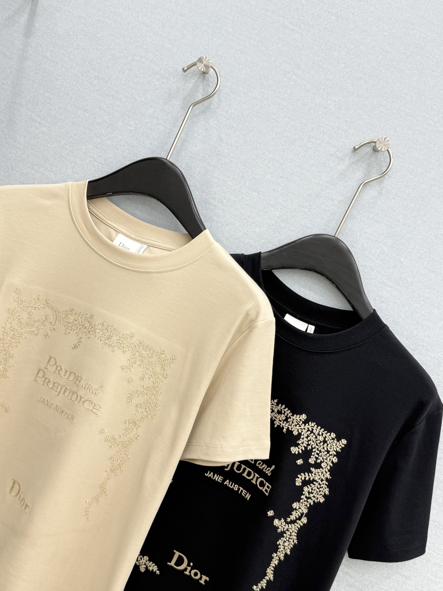 🛒𝐍𝐄𝐖 · 𝟐𝟎𝟐6/爆款现货【春夏上新】 Dio*｜2026新款刺绣花朵字母T恤高订面料，百搭版型 