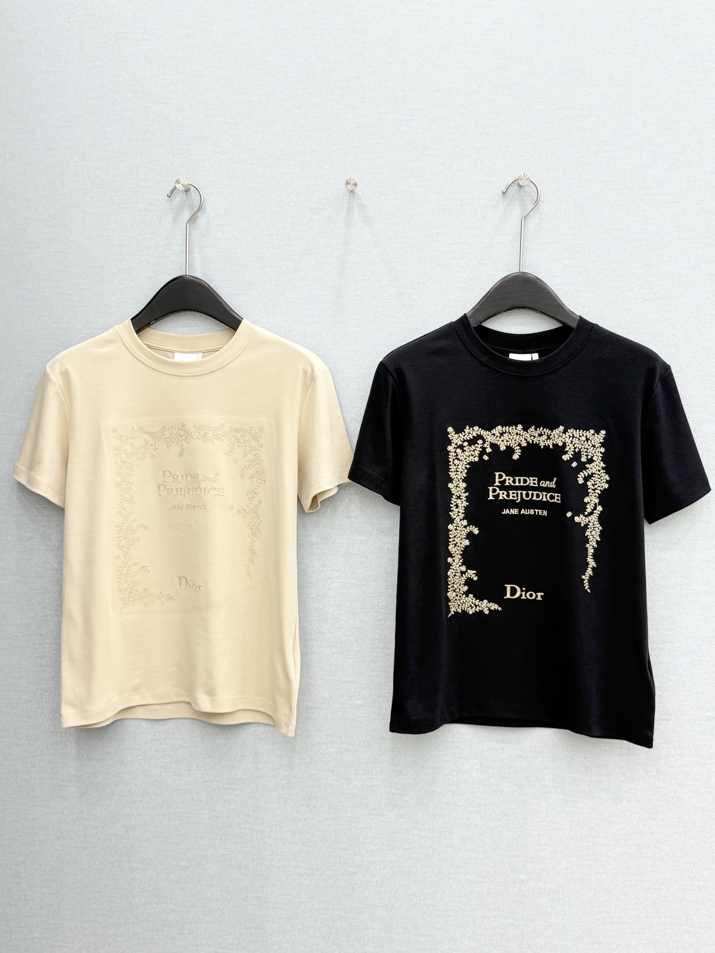 🛒𝐍𝐄𝐖 · 𝟐𝟎𝟐6/爆款现货【春夏上新】 Dio*｜2026新款刺绣花朵字母T恤高订面料，百搭版型 