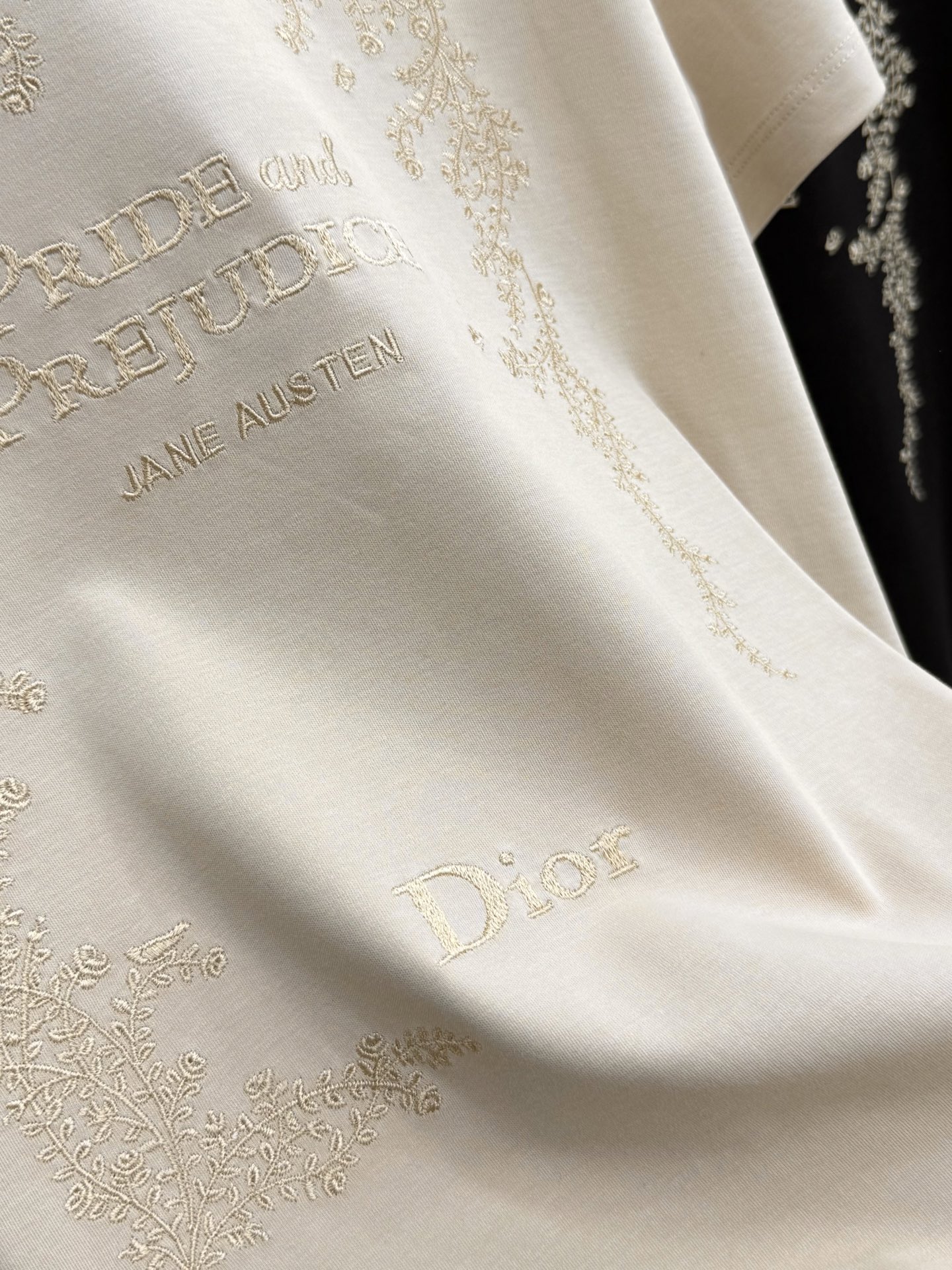 🛒𝐍𝐄𝐖 · 𝟐𝟎𝟐6/爆款现货【春夏上新】 Dio*｜2026新款刺绣花朵字母T恤高订面料，百搭版型 