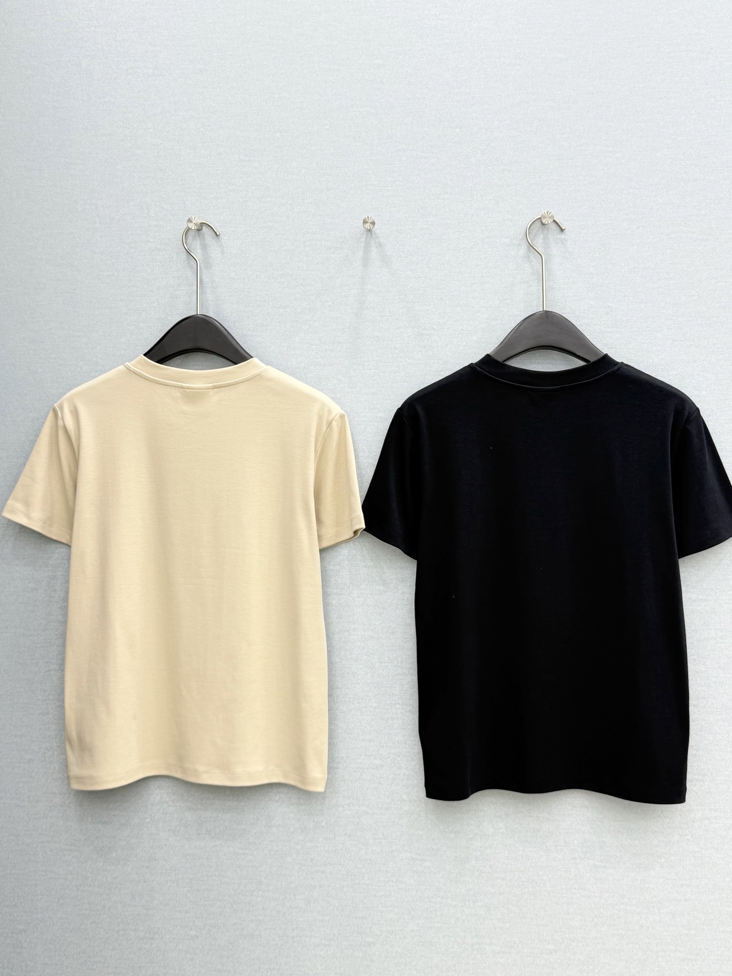 🛒𝐍𝐄𝐖 · 𝟐𝟎𝟐6/爆款现货【春夏上新】 Dio*｜2026新款刺绣花朵字母T恤高订面料，百搭版型 