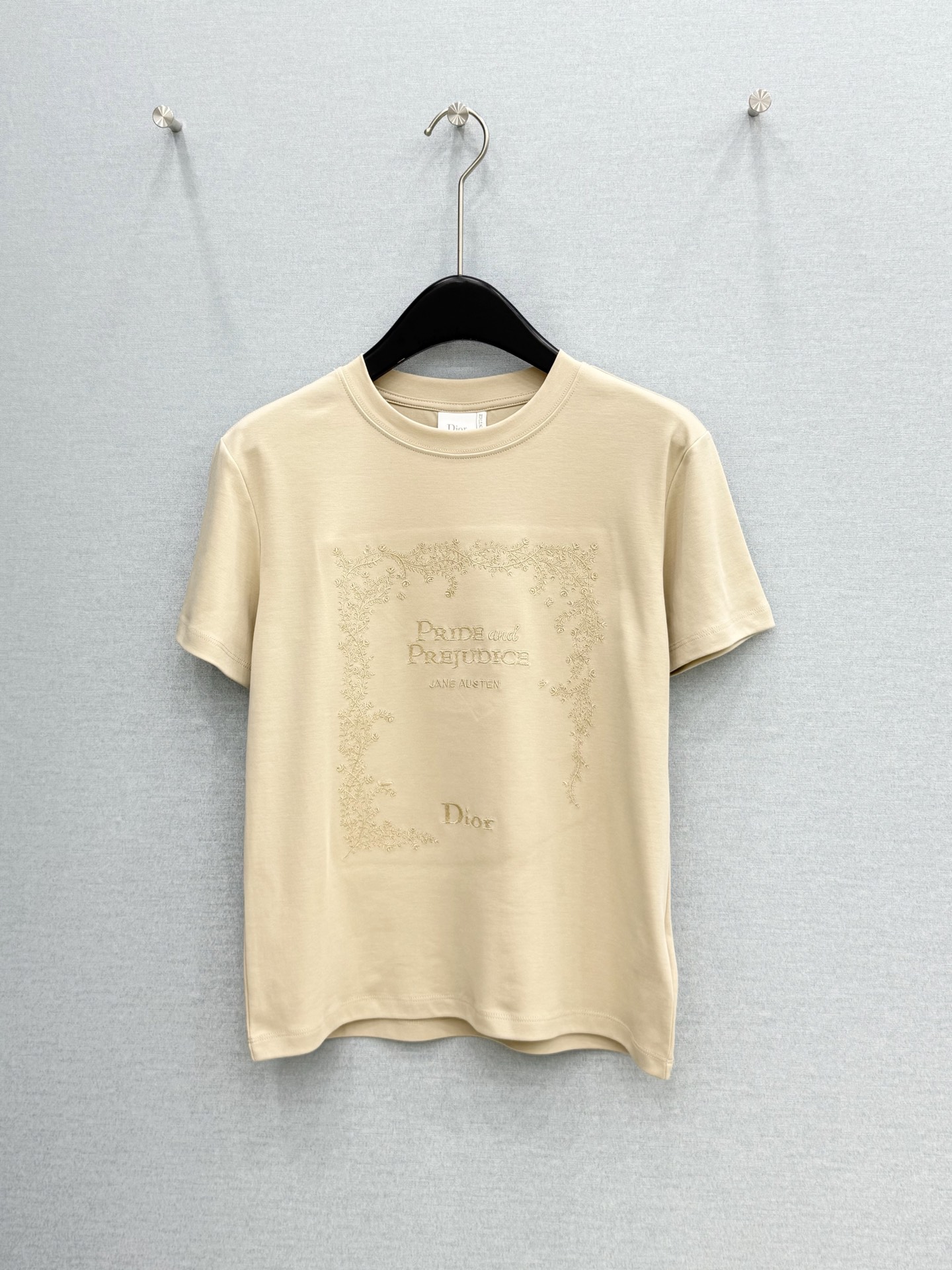 🛒𝐍𝐄𝐖 · 𝟐𝟎𝟐6/爆款现货【春夏上新】 Dio*｜2026新款刺绣花朵字母T恤高订面料，百搭版型 