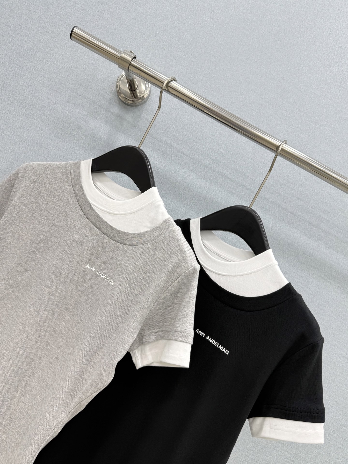 🛒𝐍𝐄𝐖 · 𝟐𝟎𝟐6/爆款现货【原版定制】Ann* |2026新品专柜圆领假两件撞色𝑇𝑒𝑒定制YB材质 🛒𝐍𝐄𝐖 · 𝟐𝟎𝟐6/爆款现货【原版定制】Ann* |2026新品专柜圆领假两件撞色𝑇𝑒𝑒定制YB材质