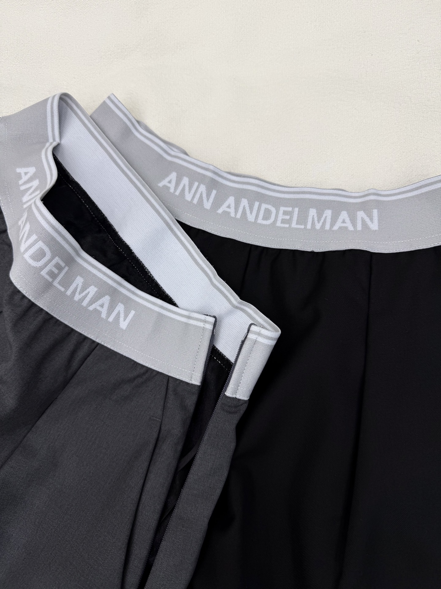 🛒𝐍𝐄𝐖 · 𝟐𝟎𝟐6/爆款现货【原版定制】Ann* ｜2026新品专柜订染字母织带拼接短裤定制YB材质