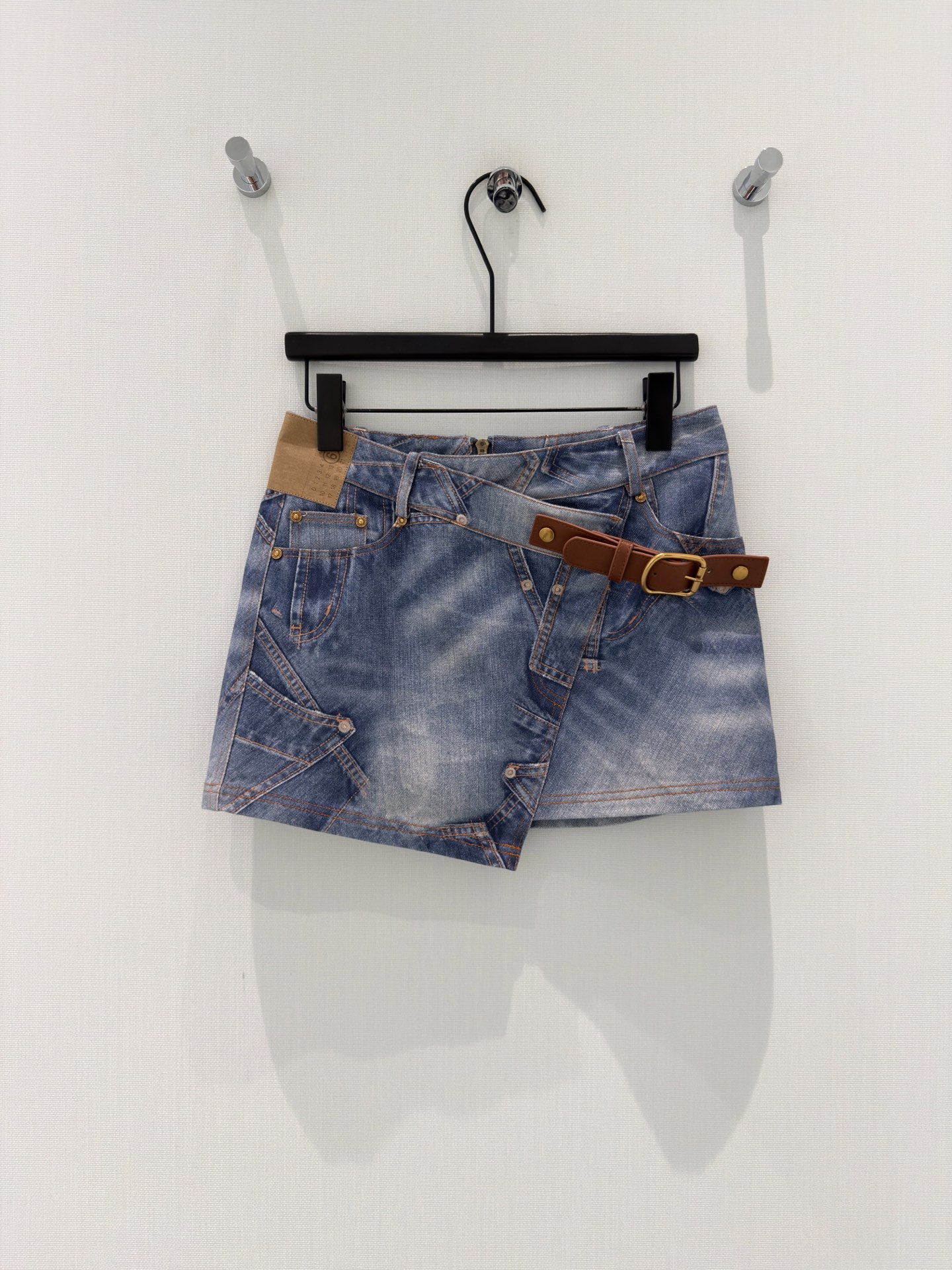 NO:845331,Original Designer｜26 New Leather Side Button Staggered Design Jeans Skirt. The color combination is very beautiful, slimming design, and the upper body is very good-looking. It lengthens the visual effect and makes you look taller and slimmer. Very good elastic fabric, the effect is satisfactory, and it is highly matched for daily needs. Blue SML,,skirts,jeans,19860909原创 设计师｜26新款皮侧扣错层设计牛仔裤裙 色系搭配非常好看,瘦身设计,版型上身巨好看 拉长视觉效果 显高显瘦 非常好的弹力面料,效果令人满意, 搭配度极高的日常刚需款 蓝色 SML,,skirts,jeans,,Women's clothing