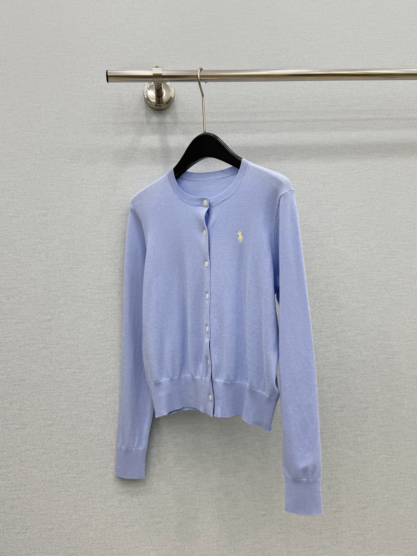 🛒𝐍𝐄𝐖 · 𝟐𝟎𝟐6/爆款现货【原版定制】Ral*拉夫 |2026新品专柜圆领极简弹力刺绣针织开衫 系 🛒𝐍𝐄𝐖 · 𝟐𝟎𝟐6/爆款现货【原版定制】Ral*拉夫 |2026新品专柜圆领极简弹力刺绣针织开衫 系