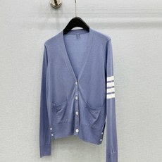 🛒𝐍𝐄𝐖 · 𝟐𝟎𝟐6/爆款现货【原版定制】Tb |2026新品专柜圆领经典弹力针织开衫 系列款定制YB 🛒𝐍𝐄𝐖 · 𝟐𝟎𝟐6/爆款现货【原版定制】Tb |2026新品专柜圆领经典弹力针织开衫 系列款定制YB